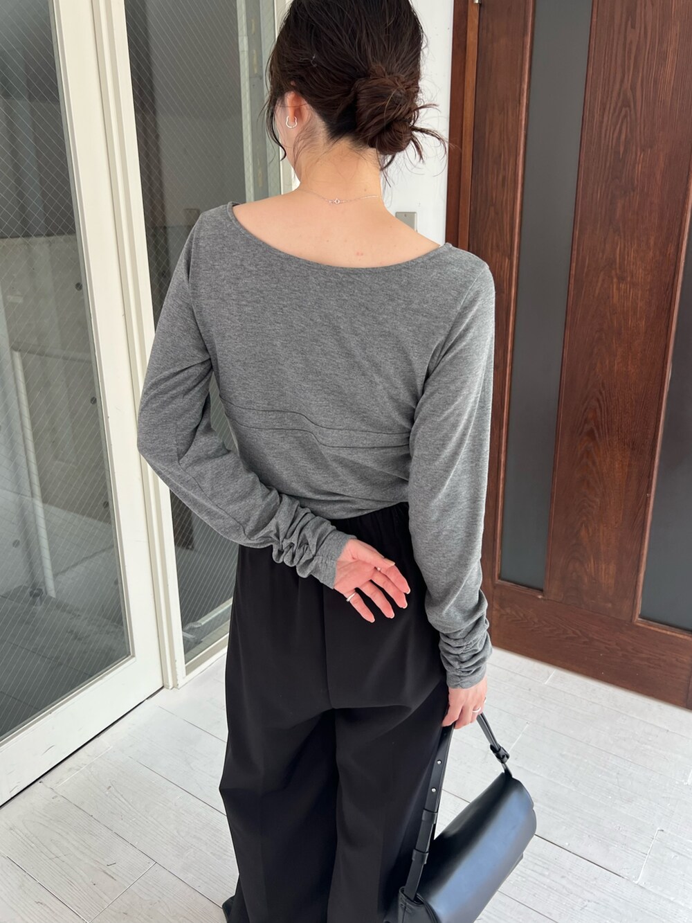 グレー系のTシャツ/カットソー、ブラック系のその他パンツ、ブラック系のパンプスを着用したレディースの夏コーディネートの7枚目の写真