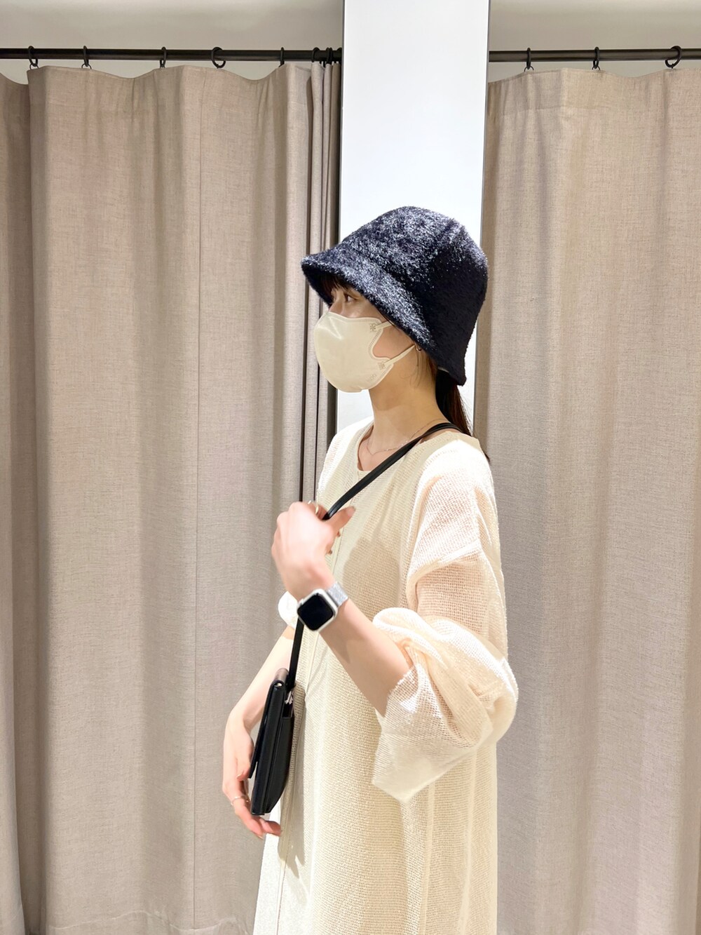 「秋コーデ、シンプル、秋服準備はじめました、ゆるコーデ、モノトーン、大人コーデ、ワンピース、バケットハット、ハット、スマホショルダー、サイドゴアブーツ」｜「CAPRICIEUX LE'MAGEのシャギーハット（ハット、ブラック系）」を使った、harunaさん（レディース・165cm）の秋コーディネートの3枚目の写真