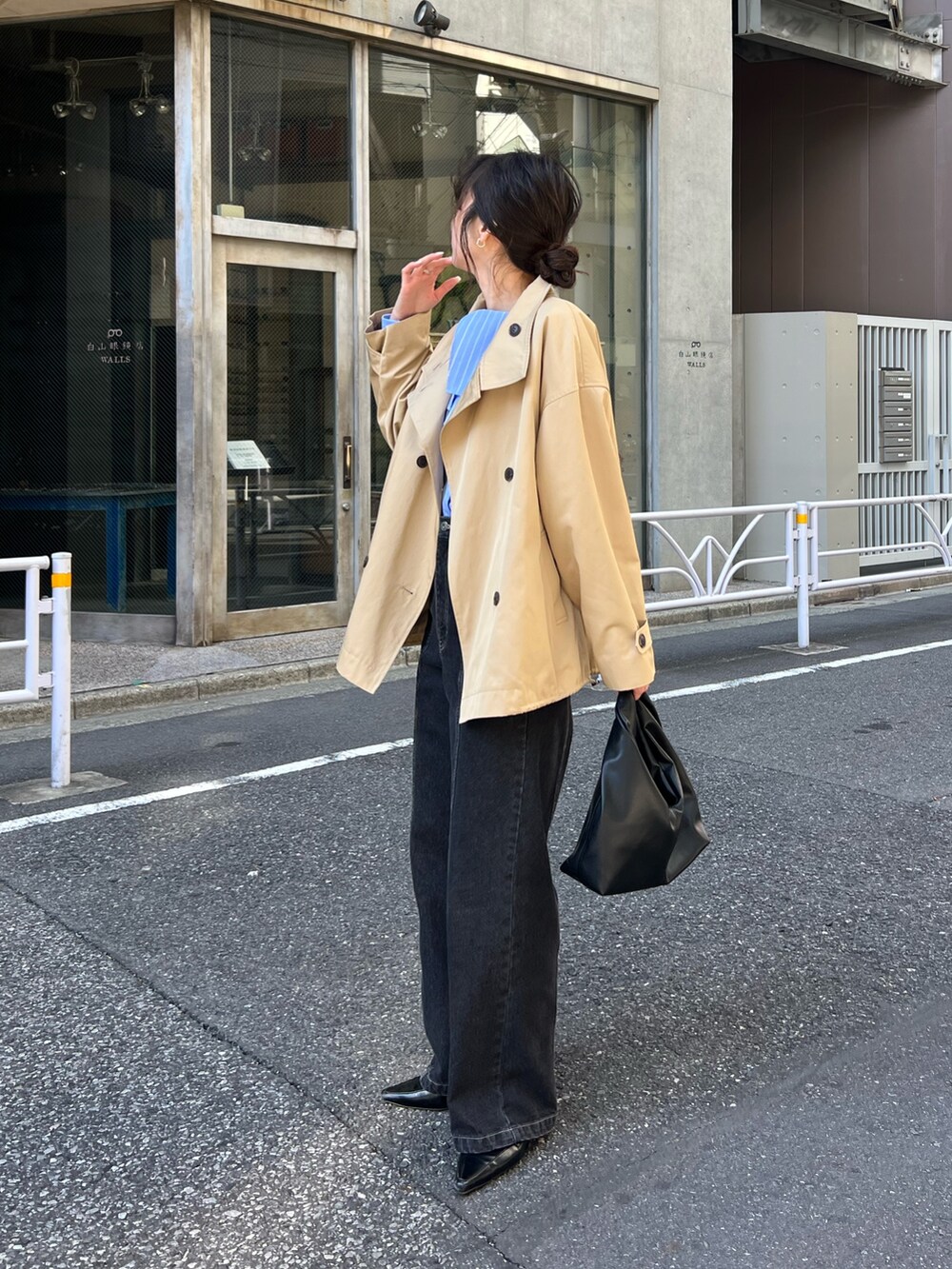 「レイヤードスタイル、デニム、オトナカジュアル、春服コーデ、パンツコーデ、着回しコーデ、きれいめカジュアル、シンプルスタイル、春、楽チンコーデ、大人ファッション、春服、デニムコーデ、ゆるコーデ、春カラー」｜「CAPRICIEUX LE'MAGEのセンター切替デニム（デニムパンツ、ブラック系）」を使った、harunaさん（レディース・165cm）の冬コーディネートの2枚目の写真