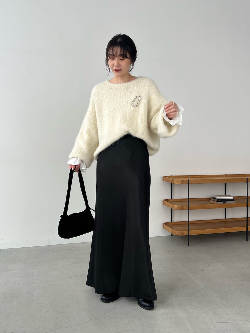 「おしゃ見えテクニック、ニット、レイヤードスタイル、お出かけコーデ、秋コーデ、休日スタイル、モヘアニット、フレアスカート、スカート、サテンスカート」｜「CAPRICIEUX LE'MAGEのフレアカフスロンT（Tシャツ/カットソー、ホワイト系）」を使った、harunaさん（レディース・165cm）の秋コーディネートの3枚目の写真
