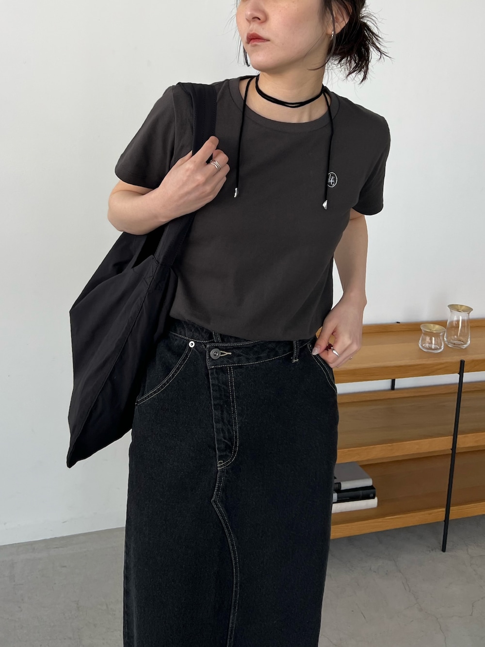 「大人カジュアル、最近のいい感じコーデ、モノトーン、トートバッグ、春夏コーデ、シンプルコーデ、きれいめカジュアル、休日スタイル、大人女子、春、大人かわいい、カジュアルコーデ、ラクチンコーデ、夏ファッション、デニムコーデ」｜「CAPRICIEUX LE'MAGEの【サイズ展開あり】1ポイントTシャツ（Tシャツ/カットソー、グレー系）」を使った、harunaさん（レディース・165cm）の春コーディネートの5枚目の写真