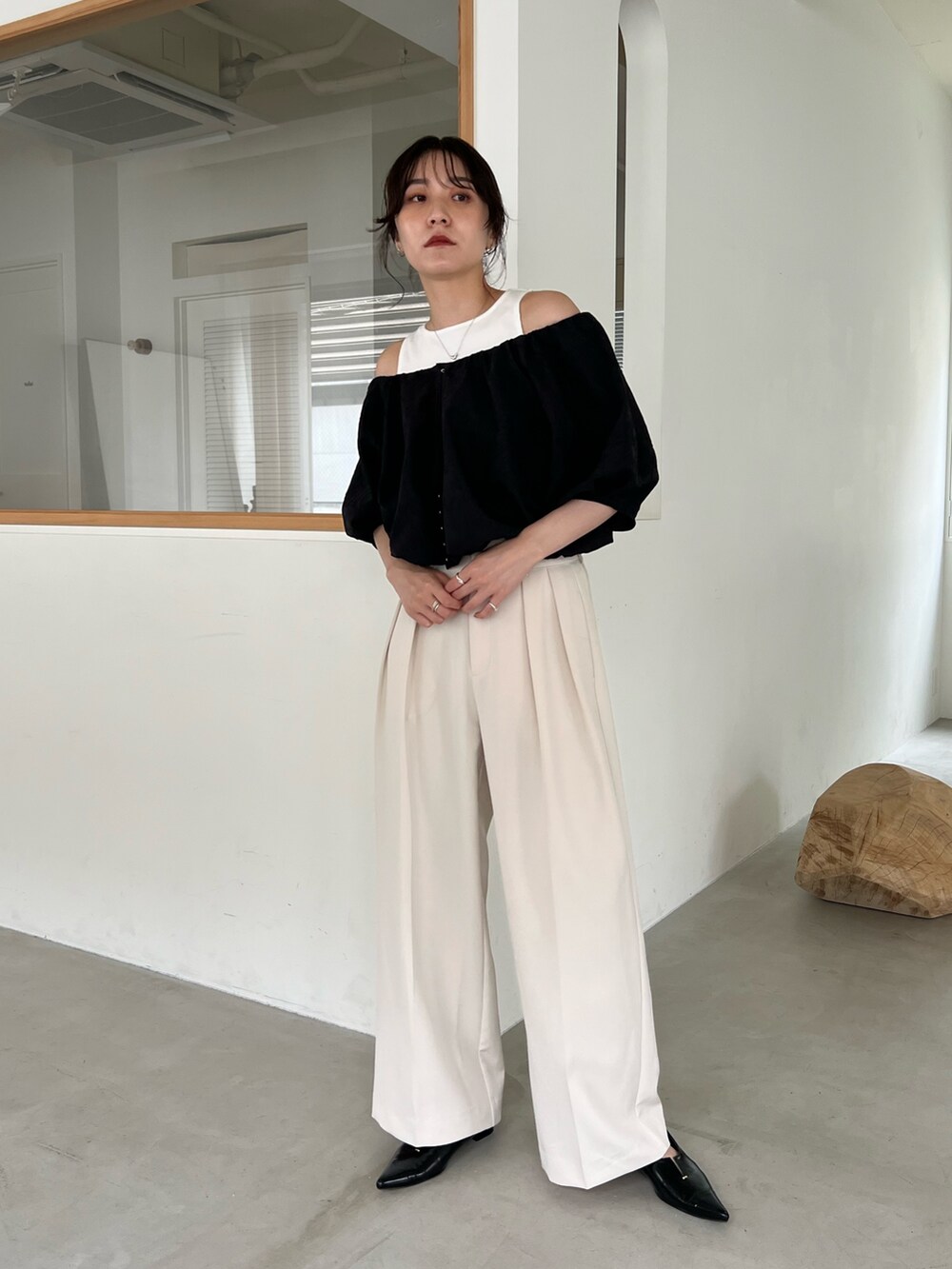 「休日スタイル、きれいめカジュアル、シンプル、ブラックコーデ、ブラウス、タックパンツ、パンツコーデ、パンツスタイル、レイヤードスタイル」｜「CAPRICIEUX LE'MAGEの＜新色追加/ブルー＞2タックワイドパンツ（その他パンツ、ホワイト系）」を使った、harunaさん（レディース・165cm）の夏コーディネートの2枚目の写真