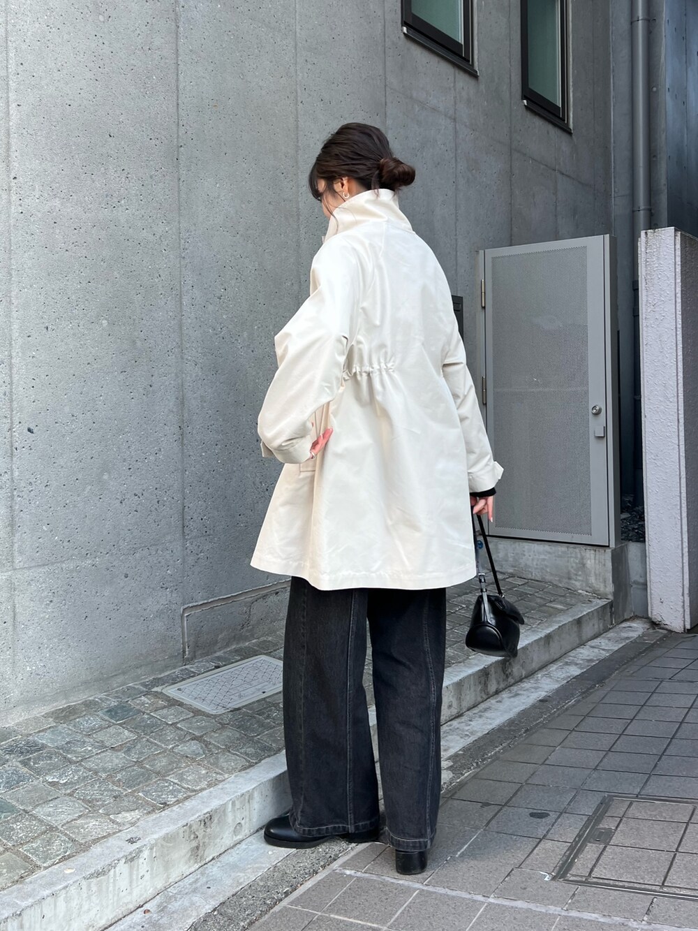 「デニム、オトナカジュアル、春服コーデ、パンツコーデ、着回しコーデ、きれいめカジュアル、シンプルスタイル、春、楽チンコーデ、大人ファッション、春服、デニムコーデ、春アウター」｜「CAPRICIEUX LE'MAGEのセンター切替デニム（デニムパンツ、ブラック系）」を使った、harunaさん（レディース・165cm）の冬コーディネートの3枚目の写真