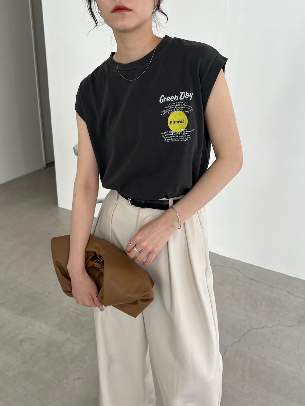 「モノトーン、大人カジュアル、春夏コーデ、シンプルコーデ、きれいめカジュアル、休日スタイル、大人女子、カジュアルコーデ、ラクチンコーデ、休日、最近のいい感じコーデ、オトナカジュアル、パンツスタイル」｜「GOOD ROCK SPEEDの〈GOOD ROCK SPEED〉GREENDAYノースリＴシャツ（Tシャツ/カットソー、ブラック系）」を使った、harunaさん（レディース・165cm）の春コーディネートの6枚目の写真
