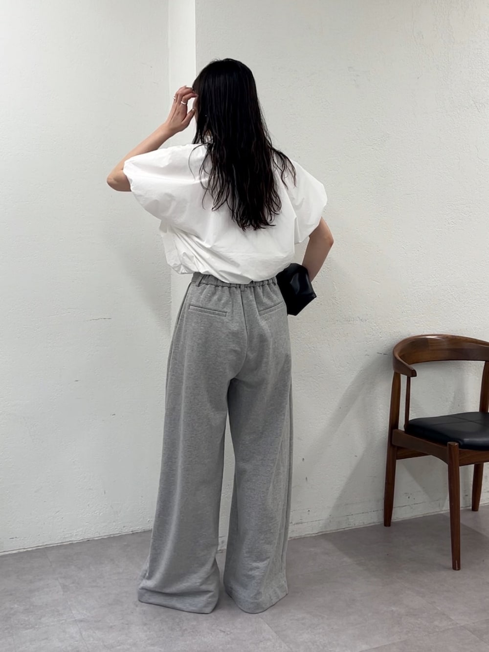 「スウェットパンツ、韓国ファッション、休日スタイル、お出かけコーデ、リボン、大人カジュアル、スポーツミックス、大人ファッション、オトナ女子、春、パンツスタイル、ラフコーデ、ラクチンコーデ、今日のコーデ」｜「CAPRICIEUX LE'MAGEの【yao企画】【高身長サイズあり】タックスウェットパンツ（その他パンツ、グレー系）」を使った、harunaさん（レディース・165cm）の春コーディネートの3枚目の写真