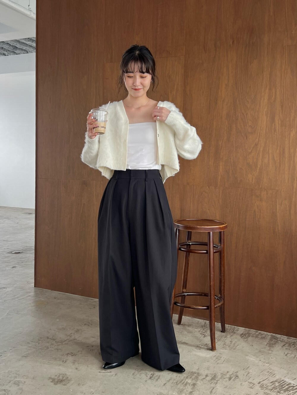 「お出かけコーデ、きらいめカジュアル、大人カジュアル、シンプルコーデ、カーディガン、カーディガンコーデ、モノトーン、ワイドパンツ、骨格ナチュラル」｜「CAPRICIEUX LE'MAGEの＜新色追加/ブルー＞2タックワイドパンツ（その他パンツ、ブラック系）」を使った、harunaさん（レディース・165cm）の秋コーディネートの2枚目の写真