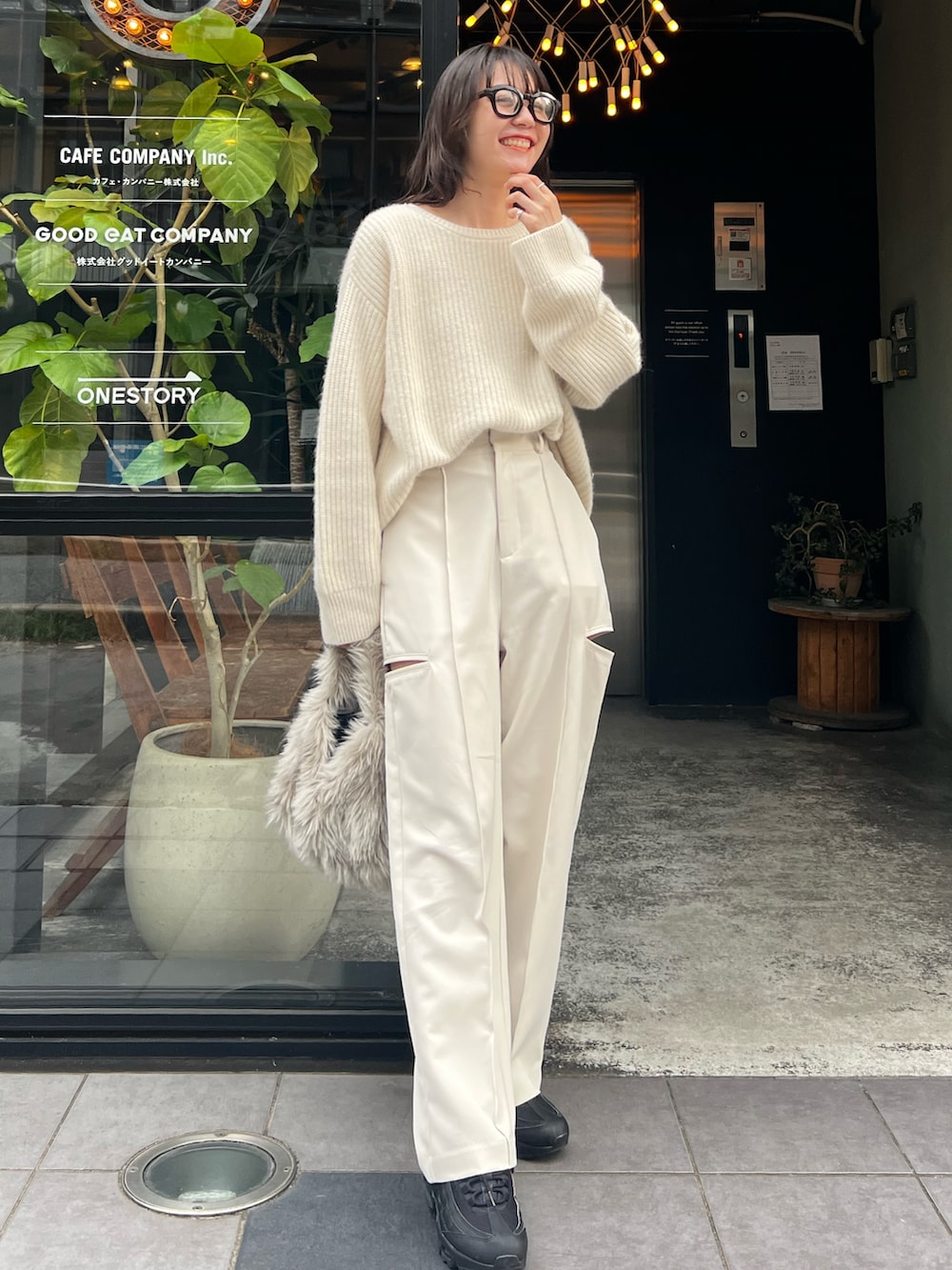 「秋のコーデ、秋服、ワントーンコーデ、ホワイト、シンプルコーデ、ゆるコーデ、大人カジュアル、きれいめカジュアル、スリット、ニット、オーバーサイズ」｜「CAPRICIEUX LE'MAGEのラクーンMIXプルオーバー（ニット/セーター、ホワイト系）」を使った、harunaさん（レディース・165cm）の秋コーディネートの2枚目の写真