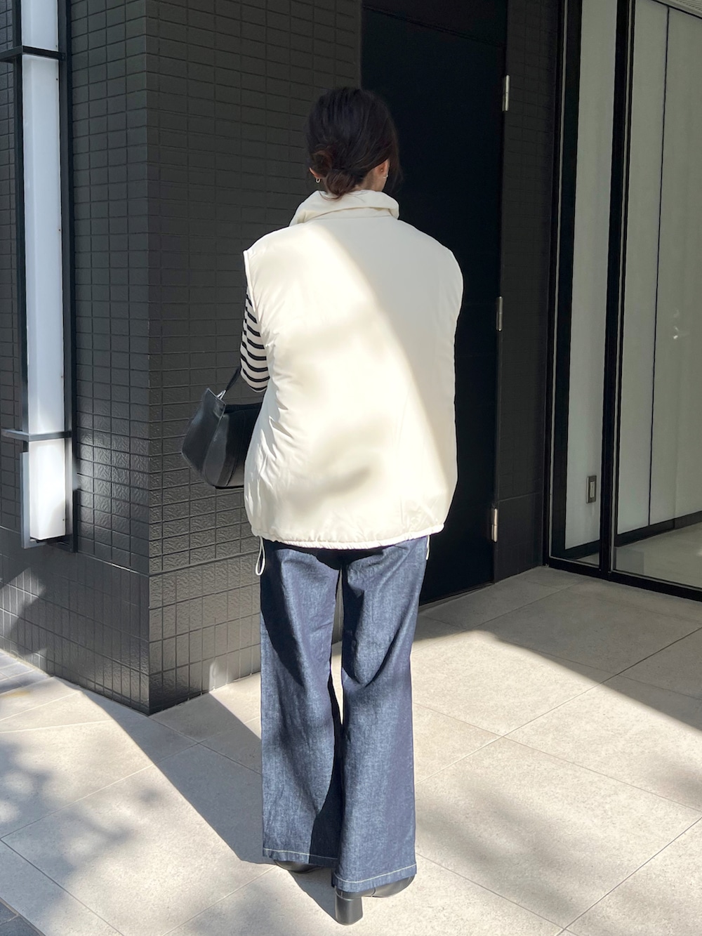 「カジュアルコーデ、ボーダー、ハイネック、ニット、ベスト、ダウンベスト、レイヤードスタイル、デニム、ワイドパンツ、大人カジュアル、きれいめカジュアル、シンプルコーデ」｜「CAPRICIEUX LE'MAGEの中綿ハーフジップベスト（ダウンベスト、ホワイト系）」を使った、harunaさん（レディース・165cm）の秋コーディネートの2枚目の写真
