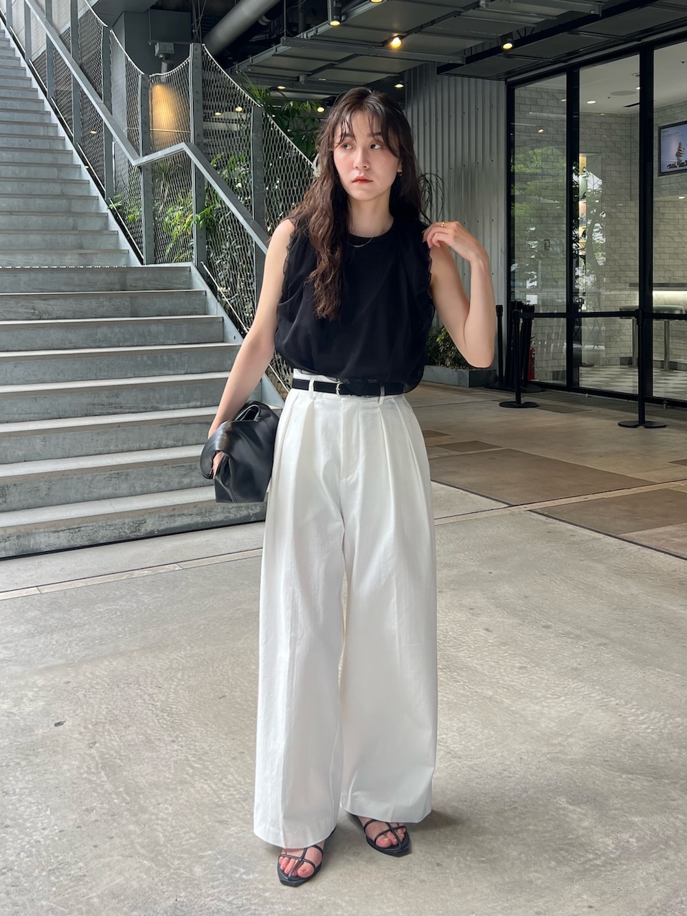 「休日スタイル、シンプルコーデ、きれいめカジュアル、夏コーデ、シアートップス、ブラックコーデ、お出かけコーデ、シンプルスタイル、オトナ女子、大人かわいい、チュール、ワイドパンツ、骨格ナチュラル、高身長女子」｜「CAPRICIEUX LE'MAGEの【選べる4サイズ展開】2タックコットンパンツ（その他パンツ、ホワイト系）」を使った、harunaさん（レディース・165cm）の夏コーディネートの2枚目の写真