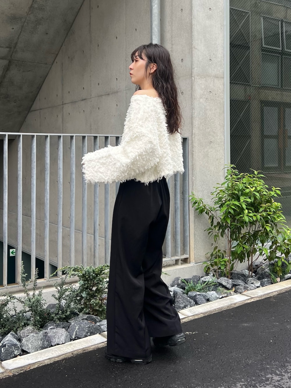 「お出かけコーデ、フリンジ、ボートネック、ニット、ニットコーデ、ワイドパンツ、大人カジュアル、きれいめカジュアル、秋服、シンプルコーデ」｜「CAPRICIEUX LE'MAGEのベロアリボンバッグ（ショルダーバッグ、ブラック系）」を使った、harunaさん（レディース・165cm）の秋コーディネートの3枚目の写真