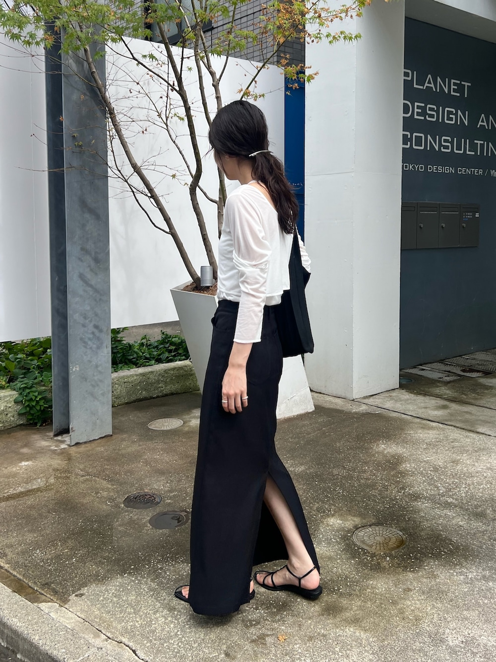 「お出かけコーデ、秋服準備はじめました、モノトーン、デートコーデ、レイヤードスタイル、スカート、タンクトップ、カーディガン、シンプルコーデ、大人カジュアル、きれいめカジュアル、サンダル、骨格ナチュラル」｜「CAPRICIEUX LE'MAGEの【低身長サイズあり】マキシIラインスカート（スカート、ブラック系）」を使った、harunaさん（レディース・165cm）の夏コーディネートの3枚目の写真