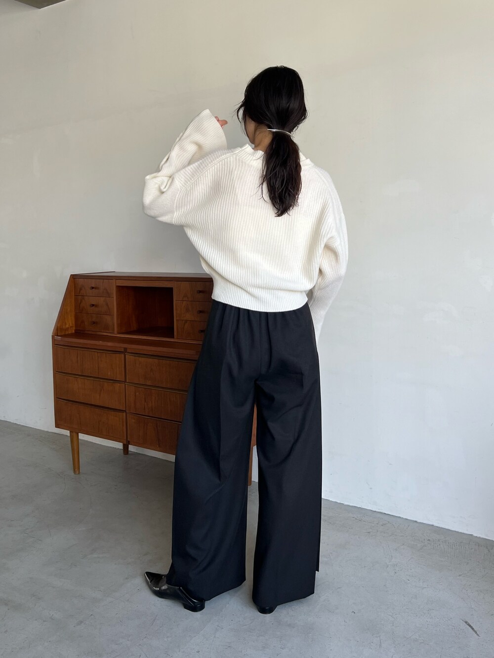 「秋コーデ、モノトーン、モノトーンコーデ、休日スタイル、カーディガン、ワイドパンツ、ファーバッグ、フレアスリーブ、ニット、秋服、骨格ナチュラル」｜「CAPRICIEUX LE'MAGEの【C.L】サイドタックワイドパンツ（その他パンツ、ブラック系）」を使った、harunaさん（レディース・165cm）の秋コーディネートの4枚目の写真