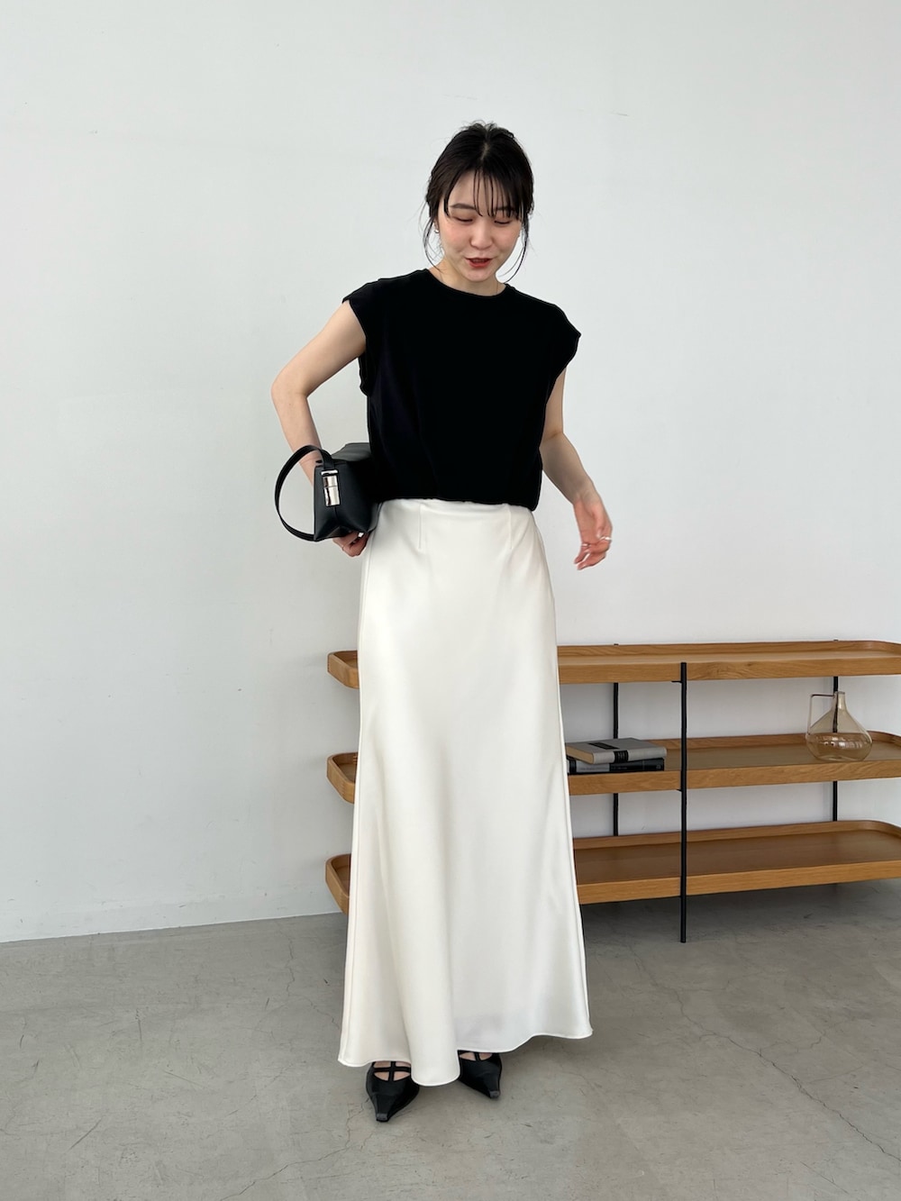 「最近のいい感じコーデ、モノトーン、大人カジュアル、春夏コーデ、シンプルコーデ、きれいめカジュアル、休日スタイル、大人女子、春、大人かわいい、ラクチンコーデ、休日、オトナカジュアル」｜「CAPRICIEUX LE'MAGEのバイアススカート（スカート、ホワイト系）」を使った、harunaさん（レディース・165cm）の春コーディネートの2枚目の写真