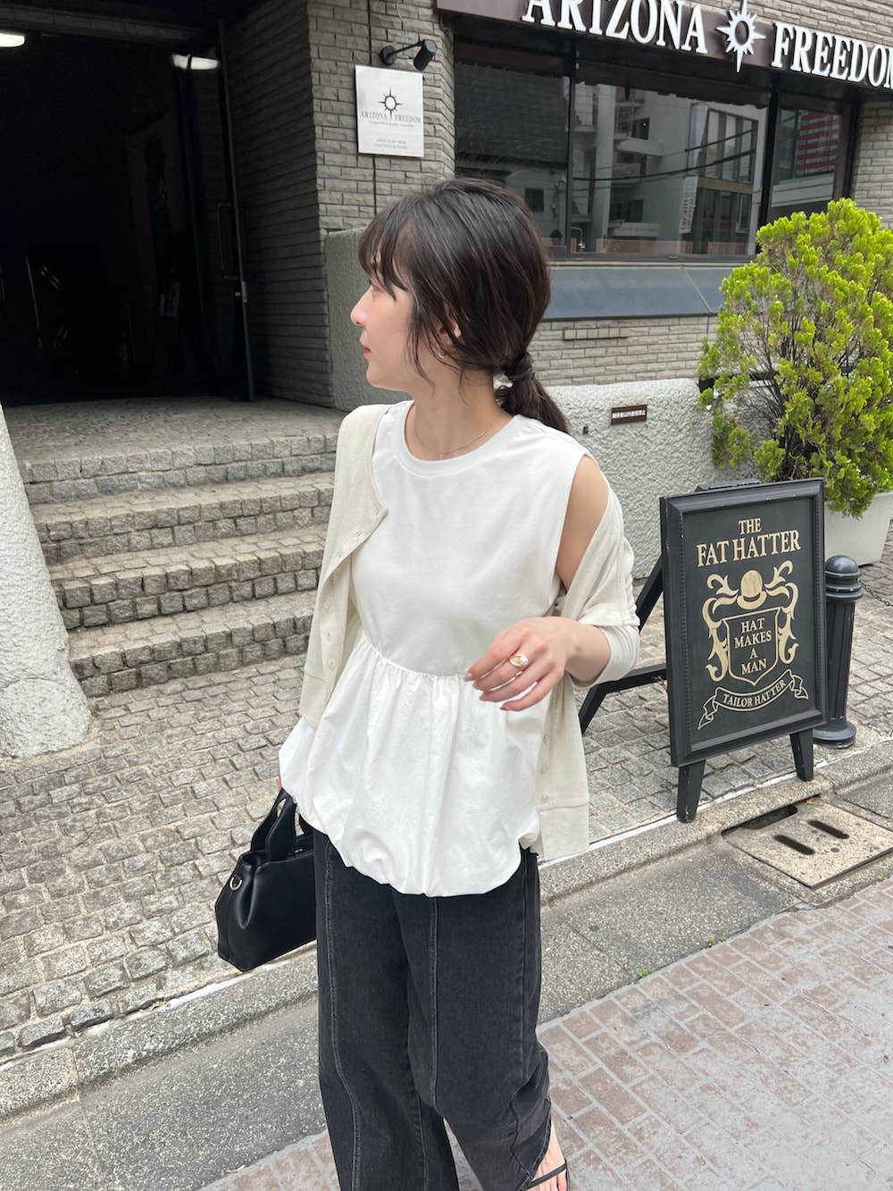 「ノースリーブ、デニム、夏コーデ、韓国ファッション、お出かけコーデ、休日スタイル、夏ファッション、オトナ女子、きれいめコーデ、楽チンコーデ、オトナカワイイ、デニムコーデ、カジュアルコーデ、高身長女子、バルーン」｜「CAPRICIEUX LE'MAGEの【夏の冷房対策にも◎】コンパクトカーディガン（Tシャツ/カットソー、ベージュ系）」を使った、harunaさん（レディース・165cm）の夏コーディネートの4枚目の写真
