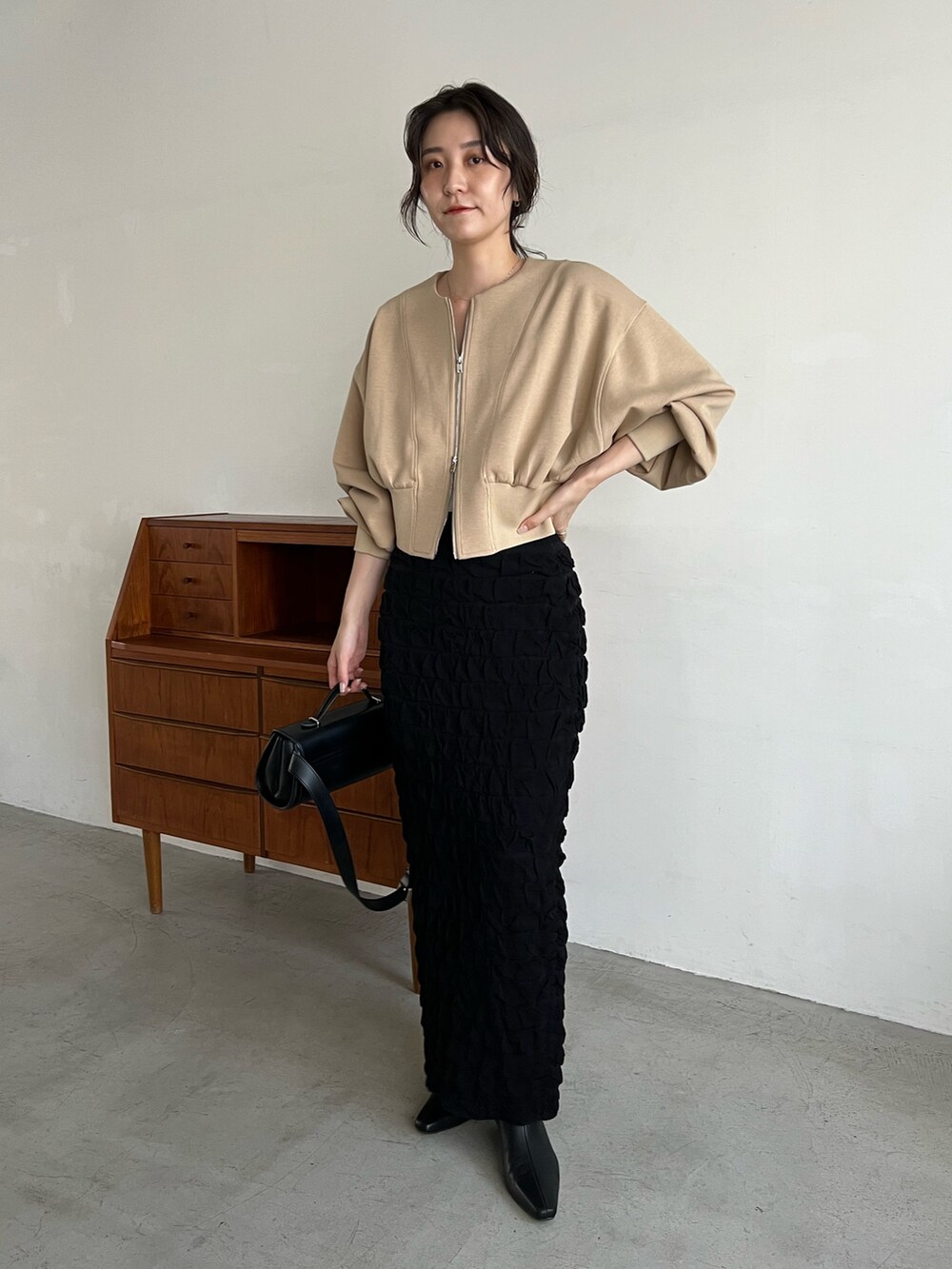 「秋コーデ、淡色コーデ、休日スタイル、カーディガン、ロングスカート、タイトスカート、きれいめカジュアル、大人カジュアル、シンプルコーデ、骨格ナチュラル」｜「CAPRICIEUX LE'MAGEのふくれジャガードスカート（スカート、ブラック系）」を使った、harunaさん（レディース・165cm）の秋コーディネートの2枚目の写真