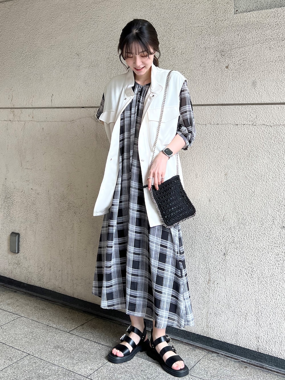 「休日スタイル、オトナカジュアル、ラクチンコーデ、大人コーデ、ワンピース、ミリタリー、ベスト、モノトーン、ブラック、ホワイト、ベルトサンダル、高身長女子、高身長コーデ」｜「CAPRICIEUX LE'MAGEのトラックソールベルテッドサンダル（サンダル、ブラック系）」を使った、harunaさん（レディース・165cm）の春コーディネートの2枚目の写真