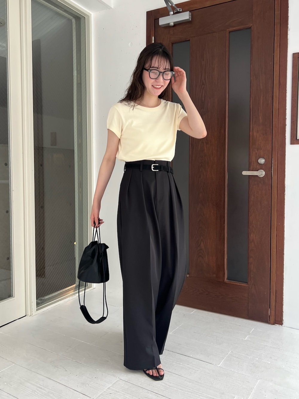 「ワイドパンツ、サンダル、デートコーデ、メガネ女子、きれいめカジュアル、夏コーデ、ラクチンコーデ、初夏コーデ、オトナ女子、夏服、ゆるコーデ、大人かわいい、高身長コーデ」｜「CAPRICIEUX LE'MAGEのラウンドスリーブTシャツ（Tシャツ/カットソー、イエロー系）」を使った、harunaさん（レディース・165cm）の春コーディネートの3枚目の写真