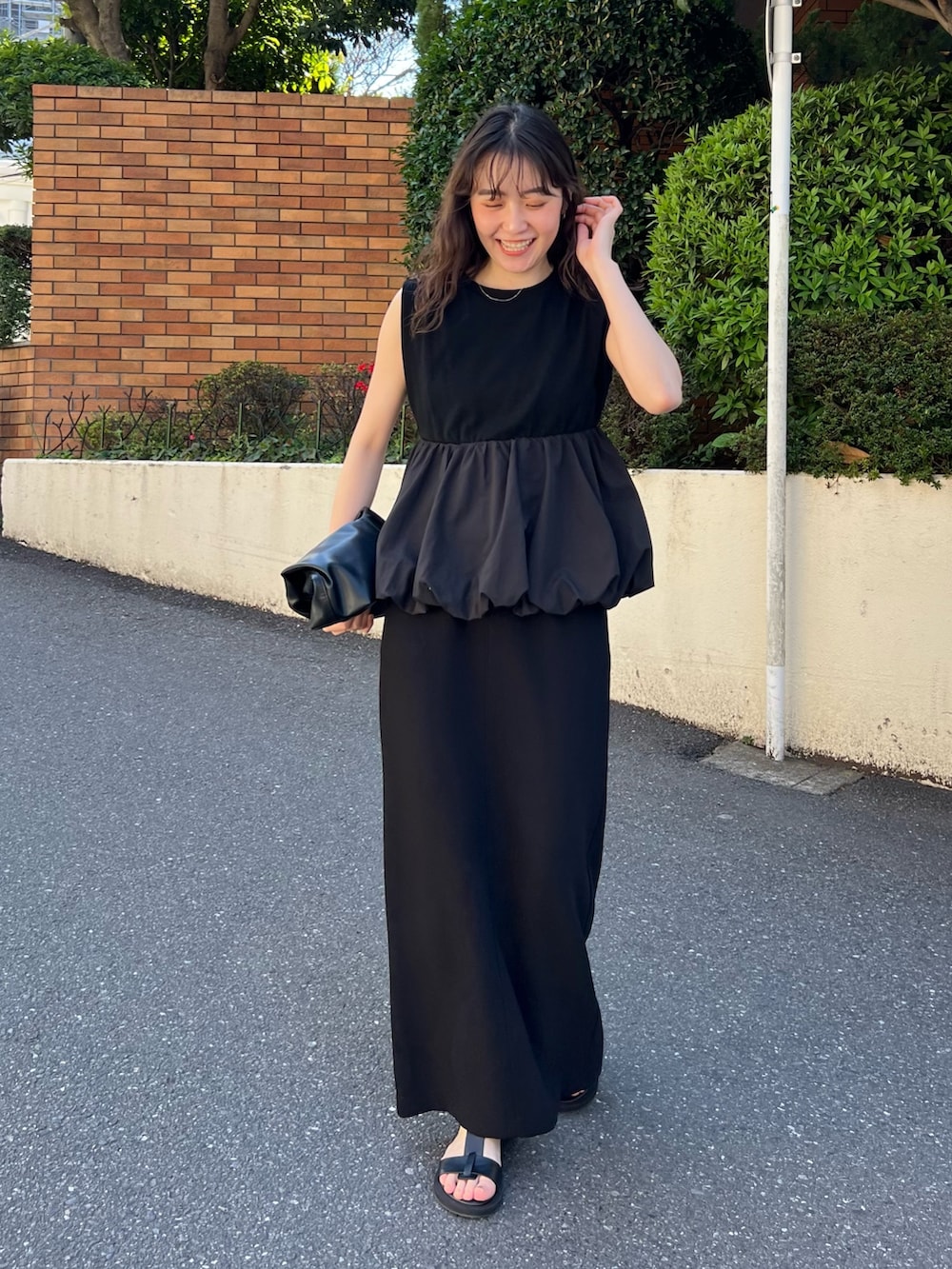 「大人カジュアル、モノトーン、シンプルコーデ、きれいめカジュアル、休日スタイル、大人女子、夏ファッション、大人かわいい、スカートスタイル、スカートコーデ、キレイめ、ブラックコーデ、ブラック、シンプル、高身長女子」｜「CAPRICIEUX LE'MAGEのバルーンドッキングTシャツ（Tシャツ/カットソー、ブラック系）」を使った、harunaさん（レディース・165cm）の春コーディネートの2枚目の写真