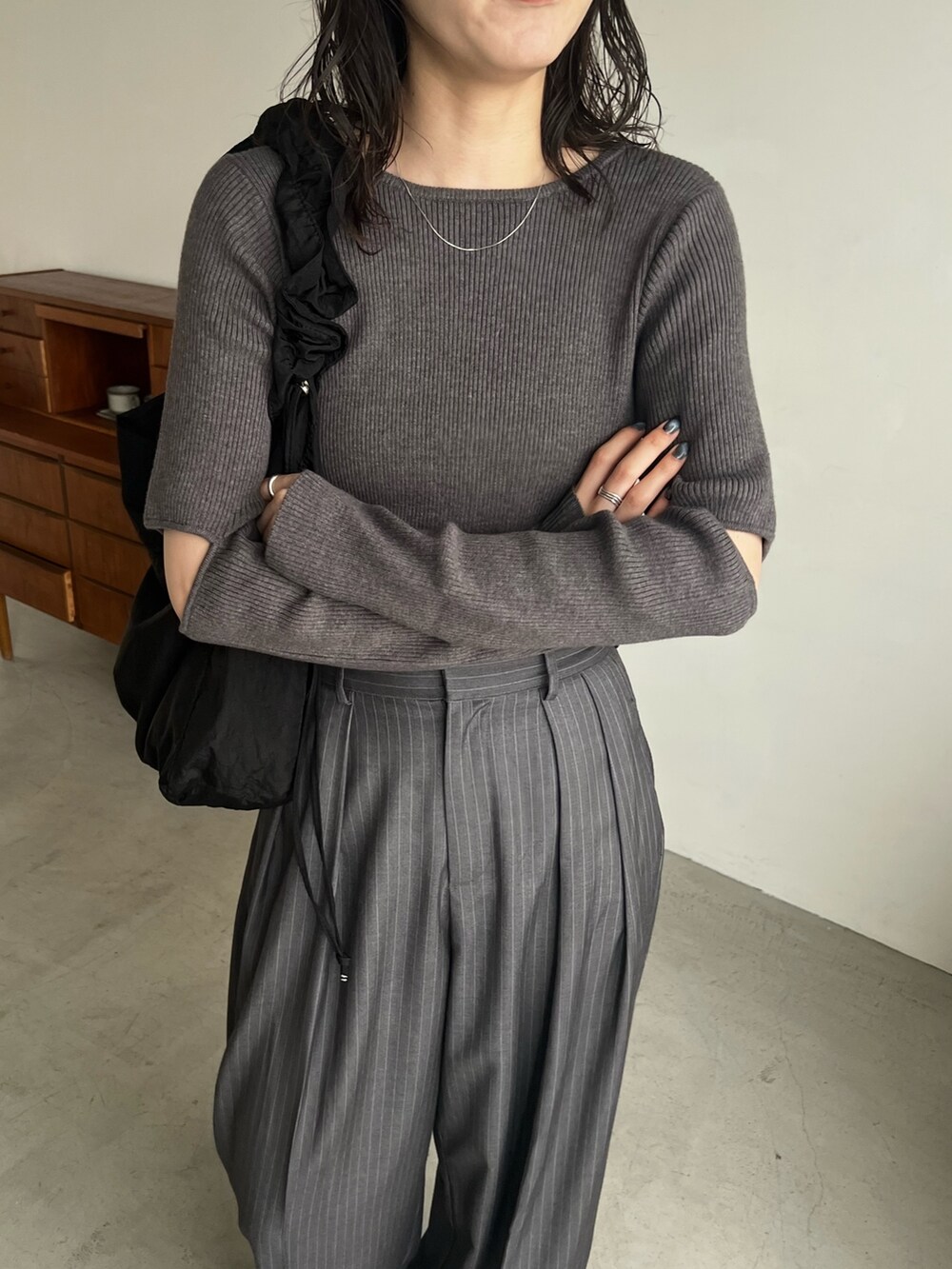 「秋コーデ、お出かけコーデ、シンプルコーデ、休日スタイル、スリット、グレー、ワイドパンツ、ストライプ、ゆるコーデ、オトナカジュアル、きれいめカジュアル」｜「CAPRICIEUX LE'MAGEの2タックワイドパンツ（その他パンツ、グレー系）」を使った、harunaさん（レディース・165cm）の秋コーディネートの3枚目の写真