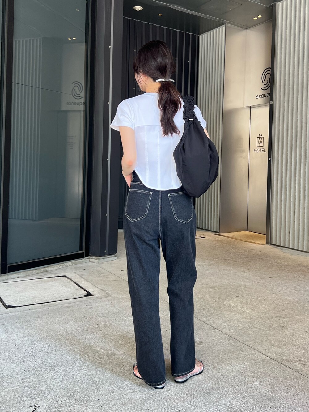 「休日スタイル、きれいめカジュアル、シンプル、シンプルコーデ、デニム、デニムコーデ、Tシャツ、コルセット、肌見せ」｜「CAPRICIEUX LE'MAGEの13ozハイウエストストレートデニム（デニムパンツ、ブラック系）」を使った、harunaさん（レディース・165cm）の夏コーディネートの3枚目の写真