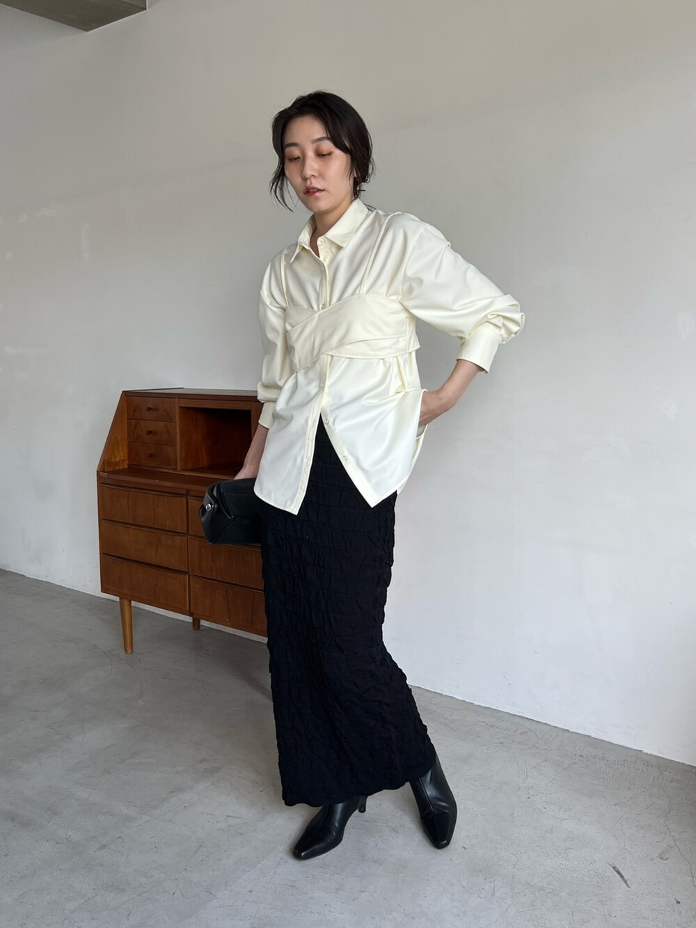 「淡色コーデ、秋服準備はじめました、シャツスタイル、デートコーデ、休日スタイル、ビスチェ、レイヤードスタイル、スカート、フクレジャガード、着痩せ・細見え、骨格ナチュラル」｜「CAPRICIEUX LE'MAGEのふくれジャガードスカート（スカート、ブラック系）」を使った、harunaさん（レディース・165cm）の秋コーディネートの2枚目の写真