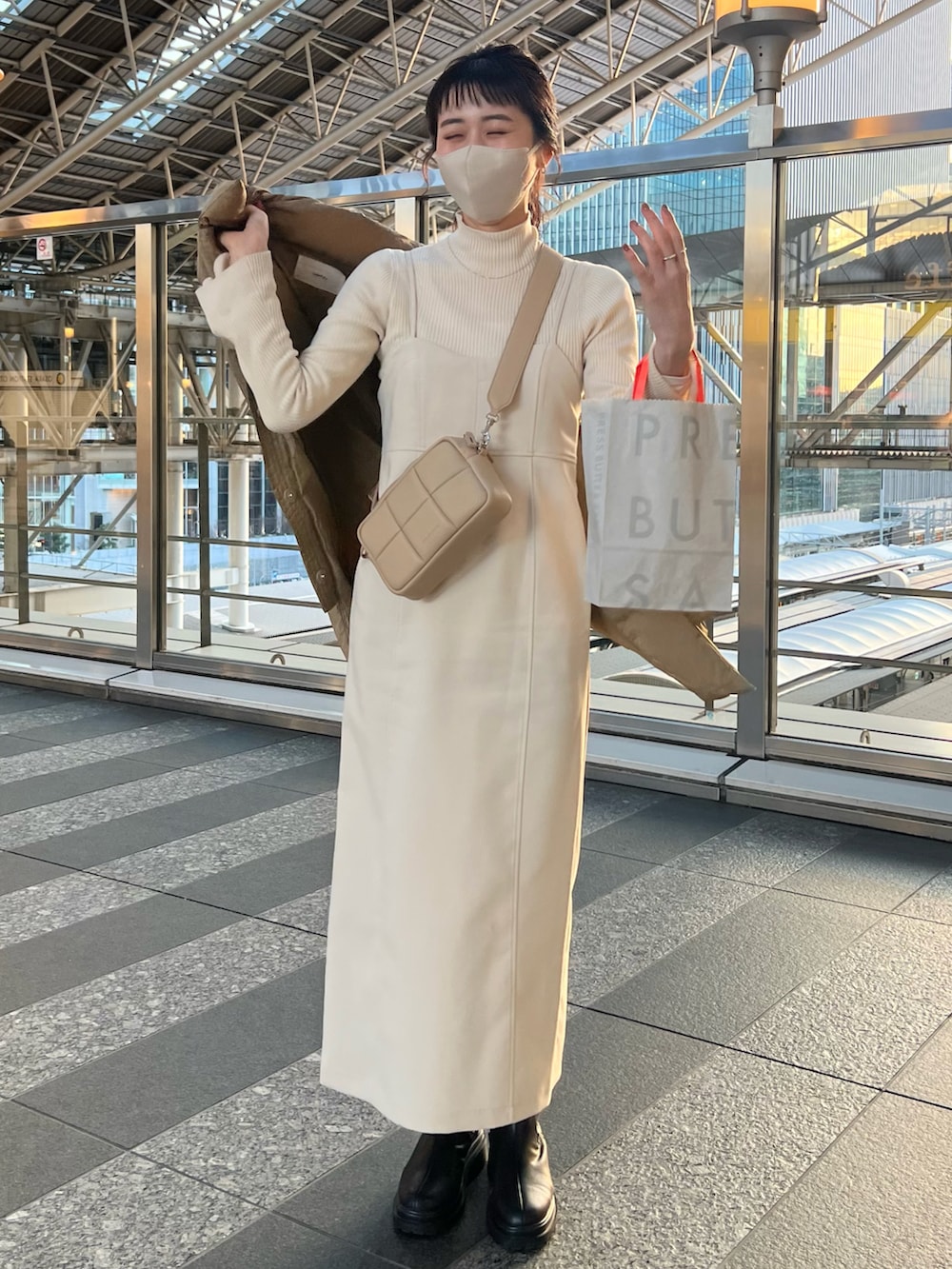「CAPRICIEUX LE'MAGE、キャミワンピ、ワンピース、ビスチェワンピース、淡色コーデ、淡色女子、淡い色コーデ、ワントーンコーデ、ベージュ、シンプルコーデ、お出かけコーデ、きれいめカジュアル、きれいめコーディネート」｜「CAPRICIEUX LE'MAGEの〈ADD CULUMN/アドカラム〉PUFFクロスボディバッグ（トートバッグ、ベージュ系）」を使った、harunaさん（レディース・165cm）の冬コーディネートの2枚目の写真