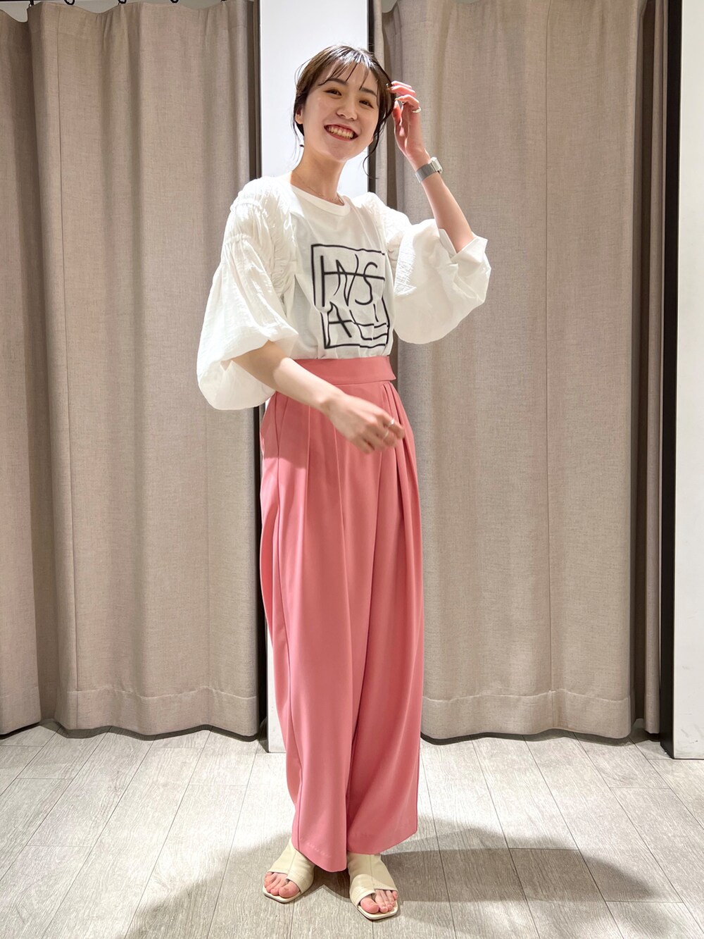 ホワイト系のその他シューズ、ピンク系のその他パンツ、ホワイト系のTシャツ/カットソーを着用したレディースの春コーディネートの2枚目の写真