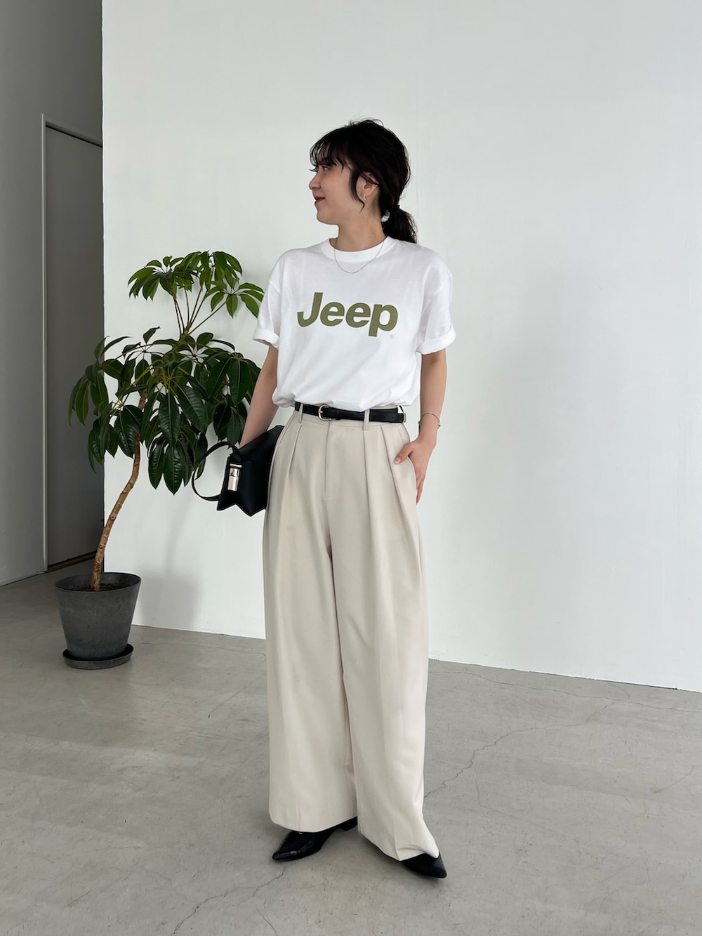 「最近のいい感じコーデ、大人カジュアル、春夏コーデ、シンプルコーデ、きれいめカジュアル、休日スタイル、大人女子、カジュアルコーデ、ラクチンコーデ、夏ファッション、春カラー、休日、オトナカジュアル、トレンド、パンツスタイル」｜「GOOD ROCK SPEEDの〈GOOD ROCK SPEED〉JEEP Tシャツ（Tシャツ/カットソー、ホワイト系）」を使った、harunaさん（レディース・165cm）の春コーディネートの2枚目の写真