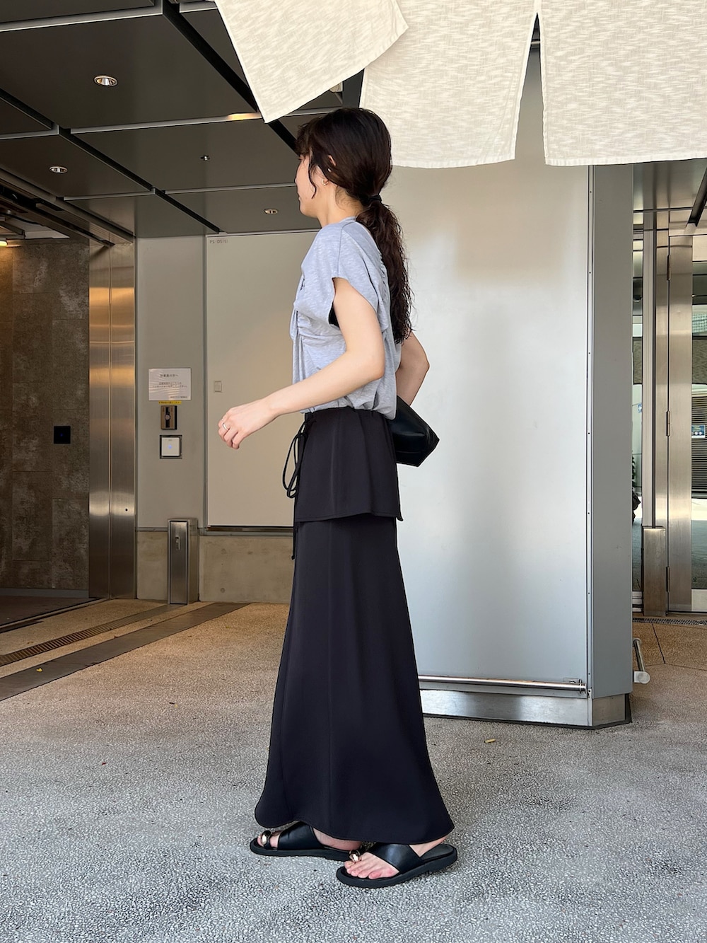 「ブラックコーデ、ノースリーブ、サンダル、お出かけコーデ、休日スタイル、シンプルコーデ、きれいめカジュアル、夏コーデ、おでかけコーデ、おしゃれさんと繋がりたい、骨格ナチュラル」｜「CAPRICIEUX LE'MAGEのギャザーフレンチTシャツ（Tシャツ/カットソー、グレー系）」を使った、harunaさん（レディース・165cm）の夏コーディネートの3枚目の写真