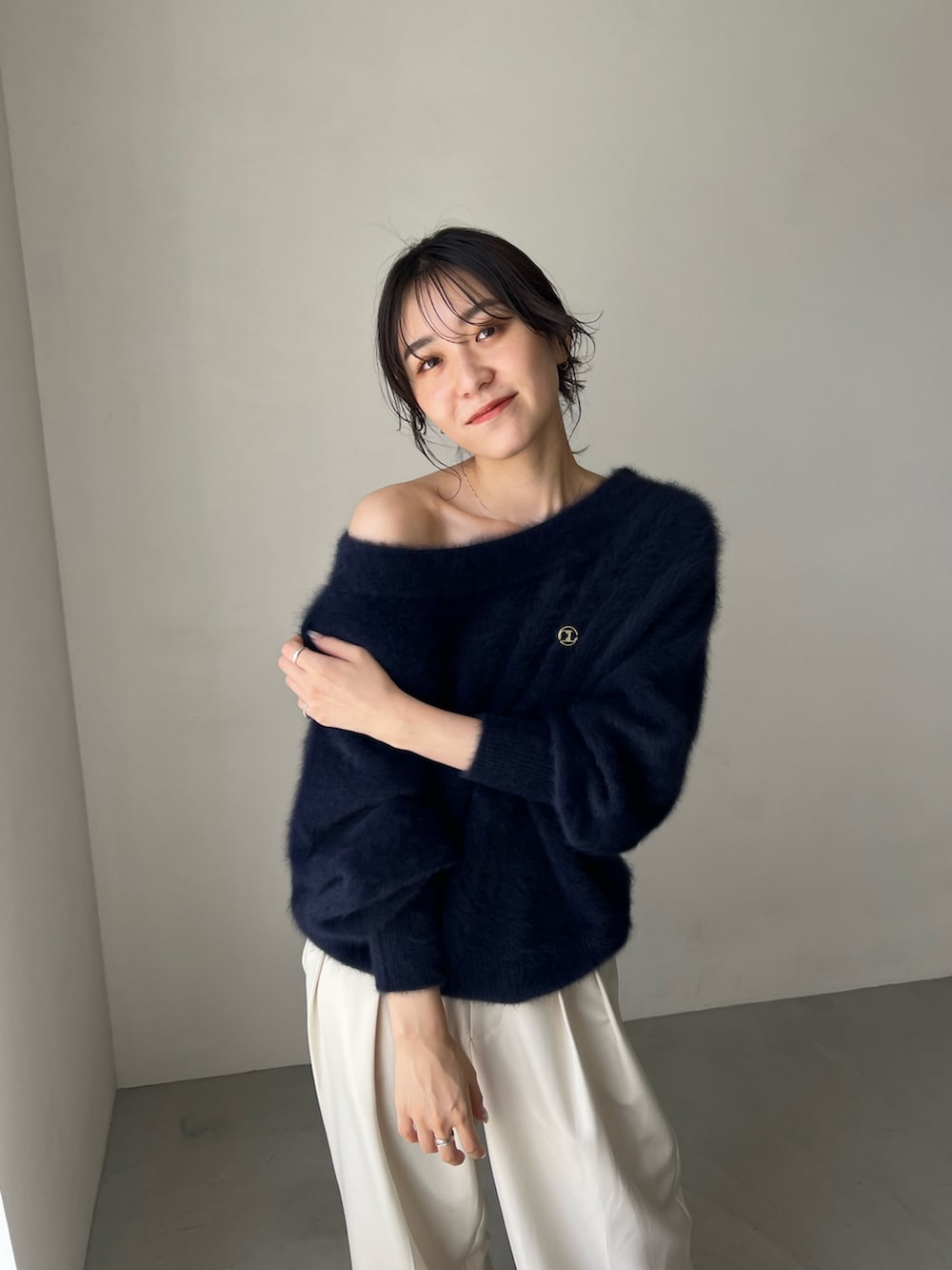 「お出かけコーデ、秋服準備はじめました、ニット、ニットコーデ、モノトーン、シンプルコーデ、大人カジュアル、きれいめカジュアル、オフショル」｜「CAPRICIEUX LE'MAGEの＜新色追加/ブルー＞2タックワイドパンツ（その他パンツ、ホワイト系）」を使った、harunaさん（レディース・165cm）の夏コーディネートの6枚目の写真