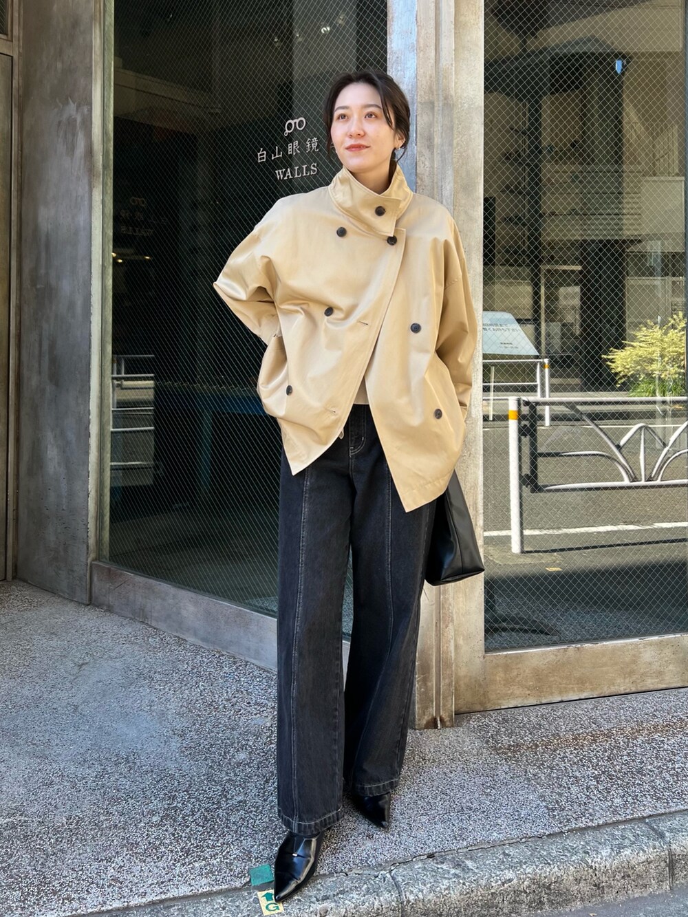 「トレンチコート、ハーフコート、デニム、大人女子、ラフコーデ、大人可愛い、オトナカワイイ、レディースファッション、オトナカジュアル、きれいめカジュアル、カラーコーデ、パンツスタイル、骨格ナチュラル、お出かけコーデ、春コーデ」｜「CAPRICIEUX LE'MAGEの【サイズ展開あり】ミドルトレンチコート（その他アウター、ベージュ系）」を使った、harunaさん（レディース・165cm）の冬コーディネートの2枚目の写真