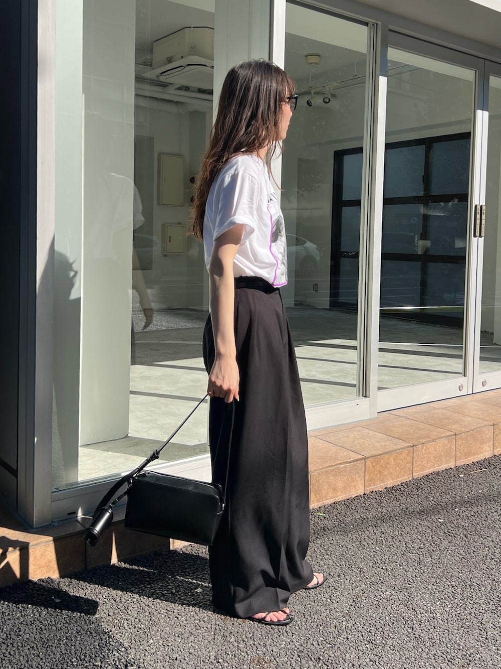 「サングラス、夏コーデ、サンダル、ブラックコーデ、お出かけコーデ、アウトドアスタイル、休日スタイル、夏ファッション、オトナ女子、カジュアルコーデ、骨格ナチュラル、高身長女子」｜「CAPRICIEUX LE'MAGEの【低身長・高身長サイズあり】2タックワイドパンツ（その他パンツ、ブラック系）」を使った、harunaさん（レディース・165cm）の夏コーディネートの4枚目の写真