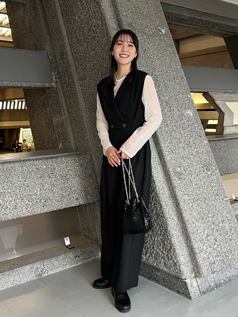 「休日スタイル、オフィスカジュアル、モノトーン、デートコーデ、春コーデ、春服みてみて、ロンパース、大人カジュアル、セレモニー、セレモニーコーデ、キレイめ」｜「CAPRICIEUX LE'MAGEのジャケット風ロンパース（つなぎ/オールインワン、ブラック系）」を使った、harunaさん（レディース・165cm）の冬コーディネートの2枚目の写真
