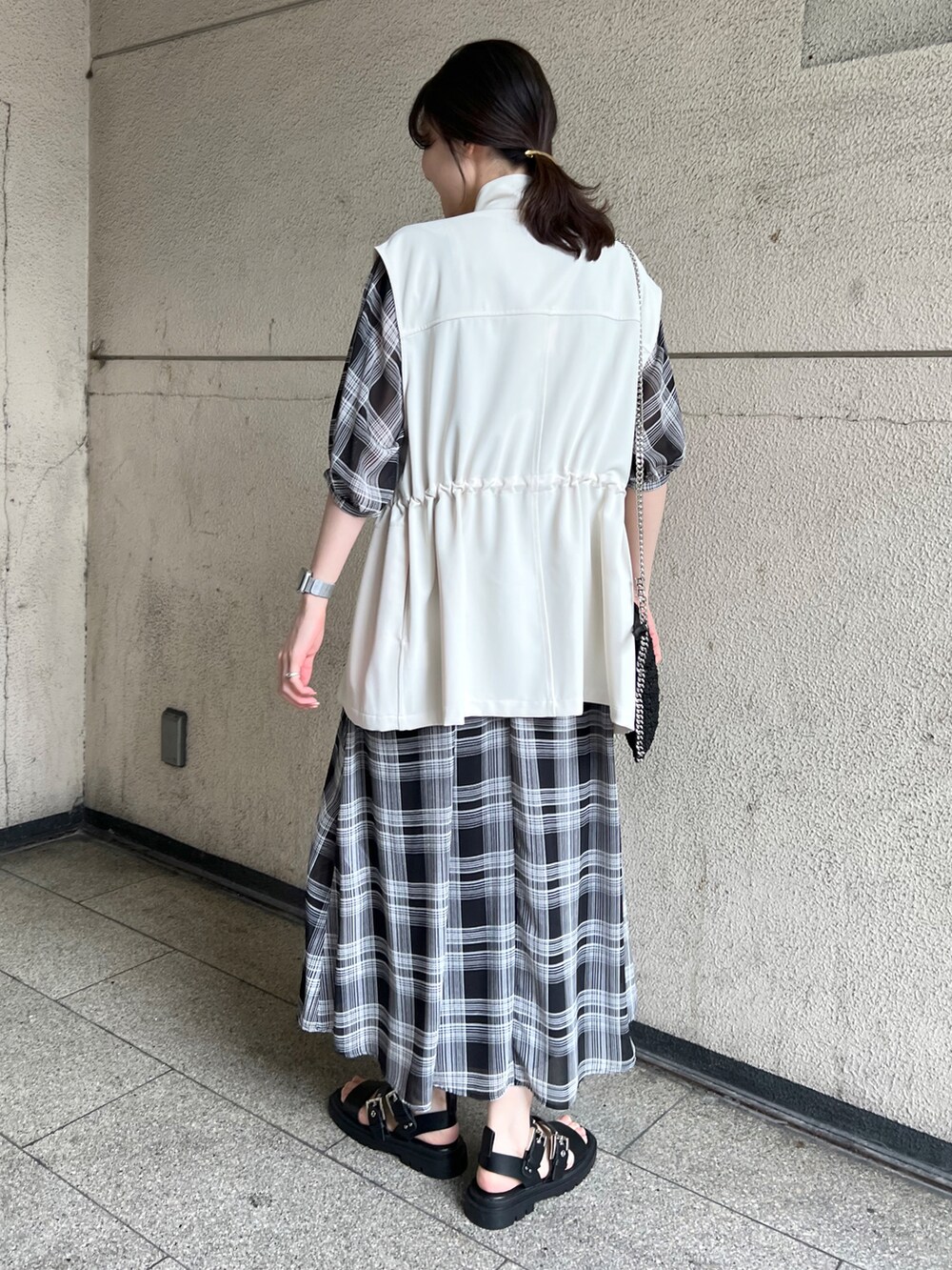 「休日スタイル、オトナカジュアル、ラクチンコーデ、大人コーデ、ワンピース、ミリタリー、ベスト、モノトーン、ブラック、ホワイト、ベルトサンダル、高身長女子、高身長コーデ」｜「CAPRICIEUX LE'MAGEのトラックソールベルテッドサンダル（サンダル、ブラック系）」を使った、harunaさん（レディース・165cm）の春コーディネートの3枚目の写真