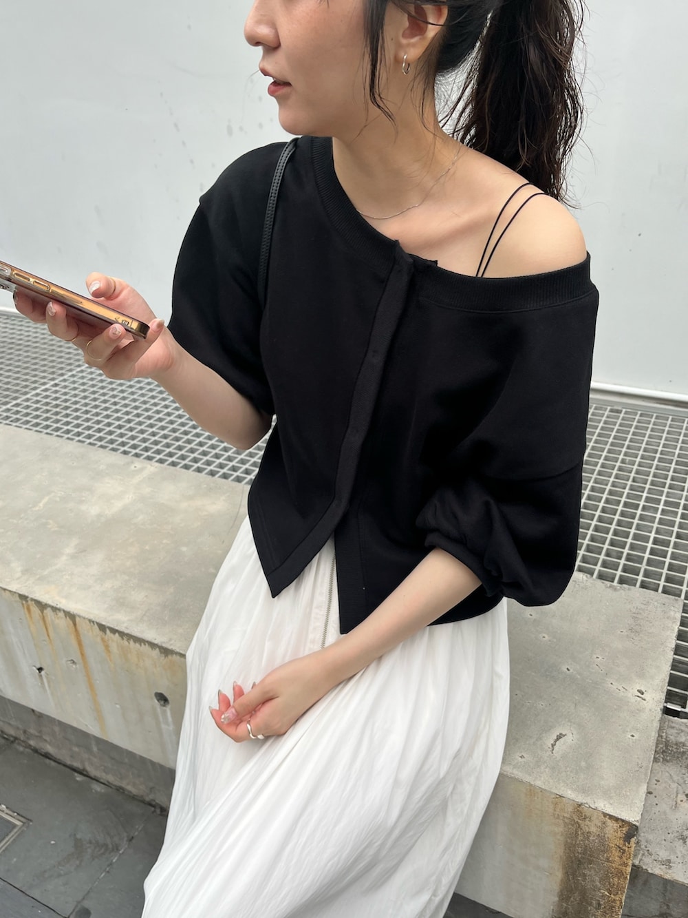 「モノトーン、サンダル、デートコーデ、ロングスカート、きれいめカジュアル、夏コーデ、ゆるコーデ、最近のいい感じコーデ、大人カジュアルコーデ、高身長女子、高身長コーデ」｜「CAPRICIEUX LE'MAGEの前開きパフトップス（Tシャツ/カットソー、ブラック系）」を使った、harunaさん（レディース・165cm）の夏コーディネートの4枚目の写真