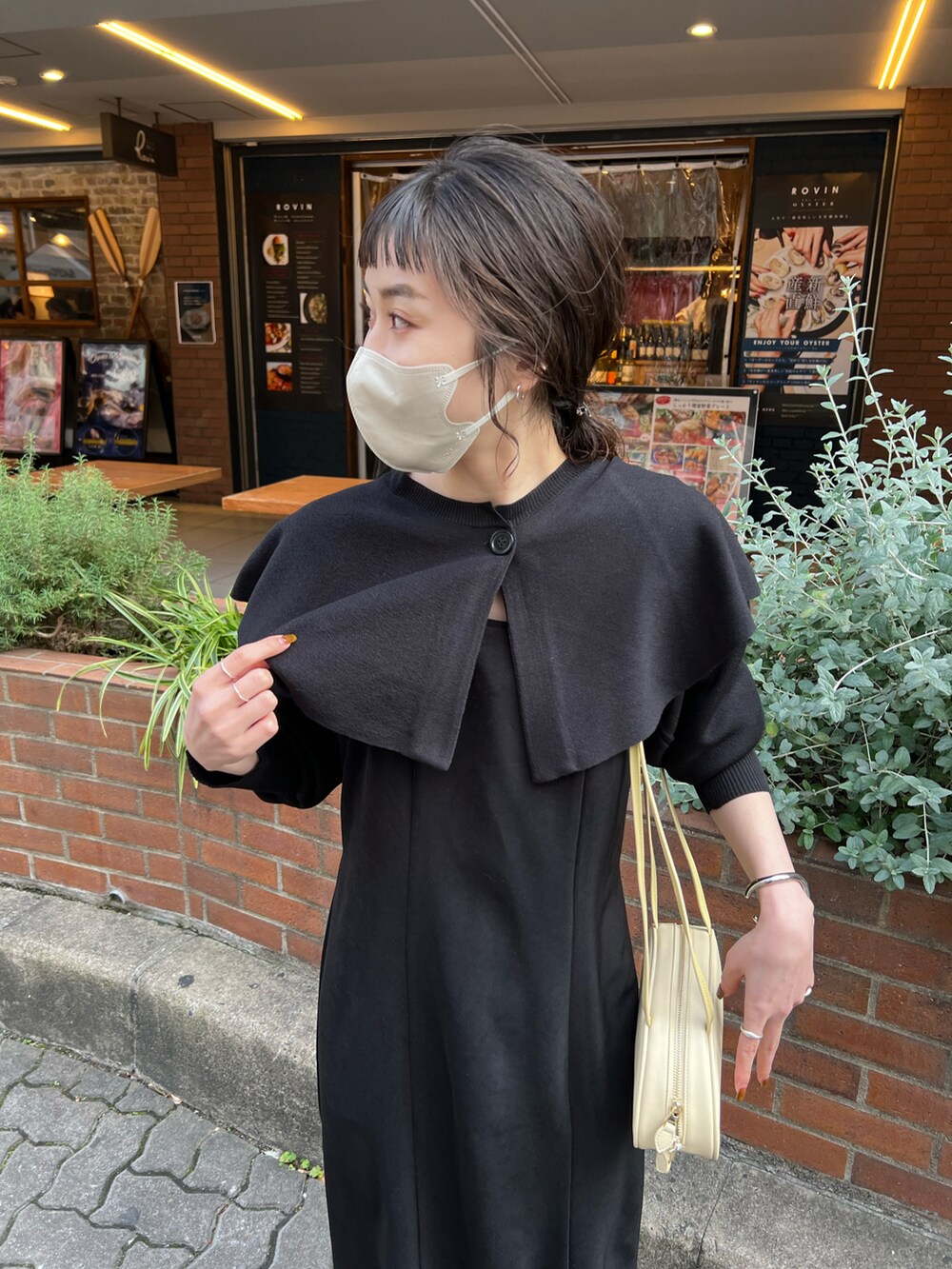 「休日コーデ、ブラック、ブラックコーデ、オケージョン、お呼ばれスタイル、お出かけコーデ、キャミワンピ、ボレロ、ワンピース、モノトーン、キレイめコーデ」｜「CAPRICIEUX LE'MAGEの【オケージョンアイテム】ケープカーデSETワンピース（ワンピース、ブラック系）」を使った、harunaさん（レディース・165cm）の冬コーディネートの3枚目の写真