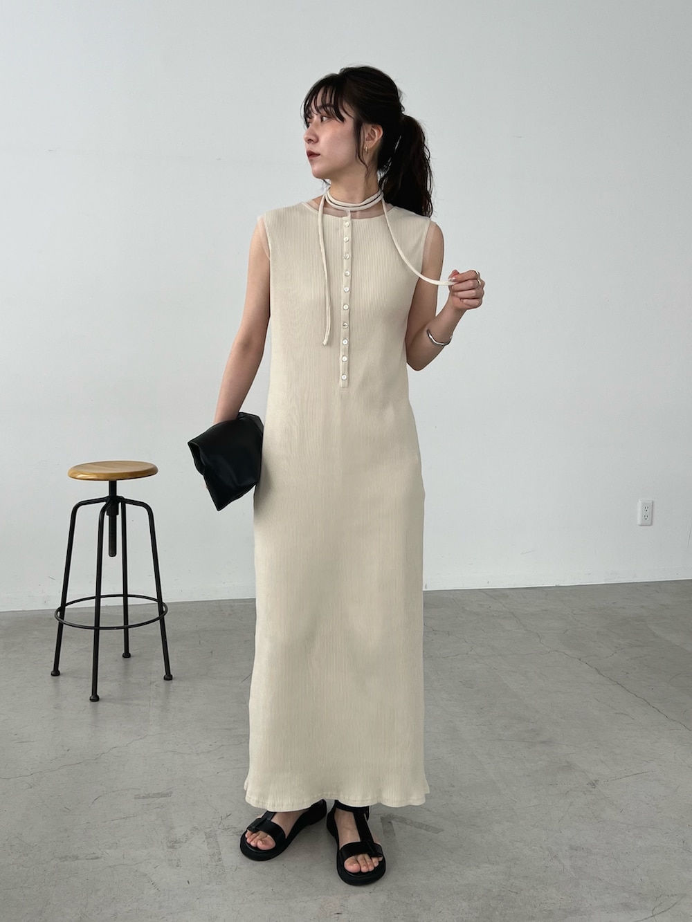 「お出かけコーデ、デートコーデ、ワンピース、淡色コーデ、きれいめカジュアル、初夏コーデ、カラーコーデ、オトナカワイイ、リラックススタイル、きれいめコーディネート、ヘルシーコーデ、ラクチンコーデ、大人女子」｜「CAPRICIEUX LE'MAGEのツイストバッグ（ショルダーバッグ、ブラック系）」を使った、harunaさん（レディース・165cm）の春コーディネートの3枚目の写真