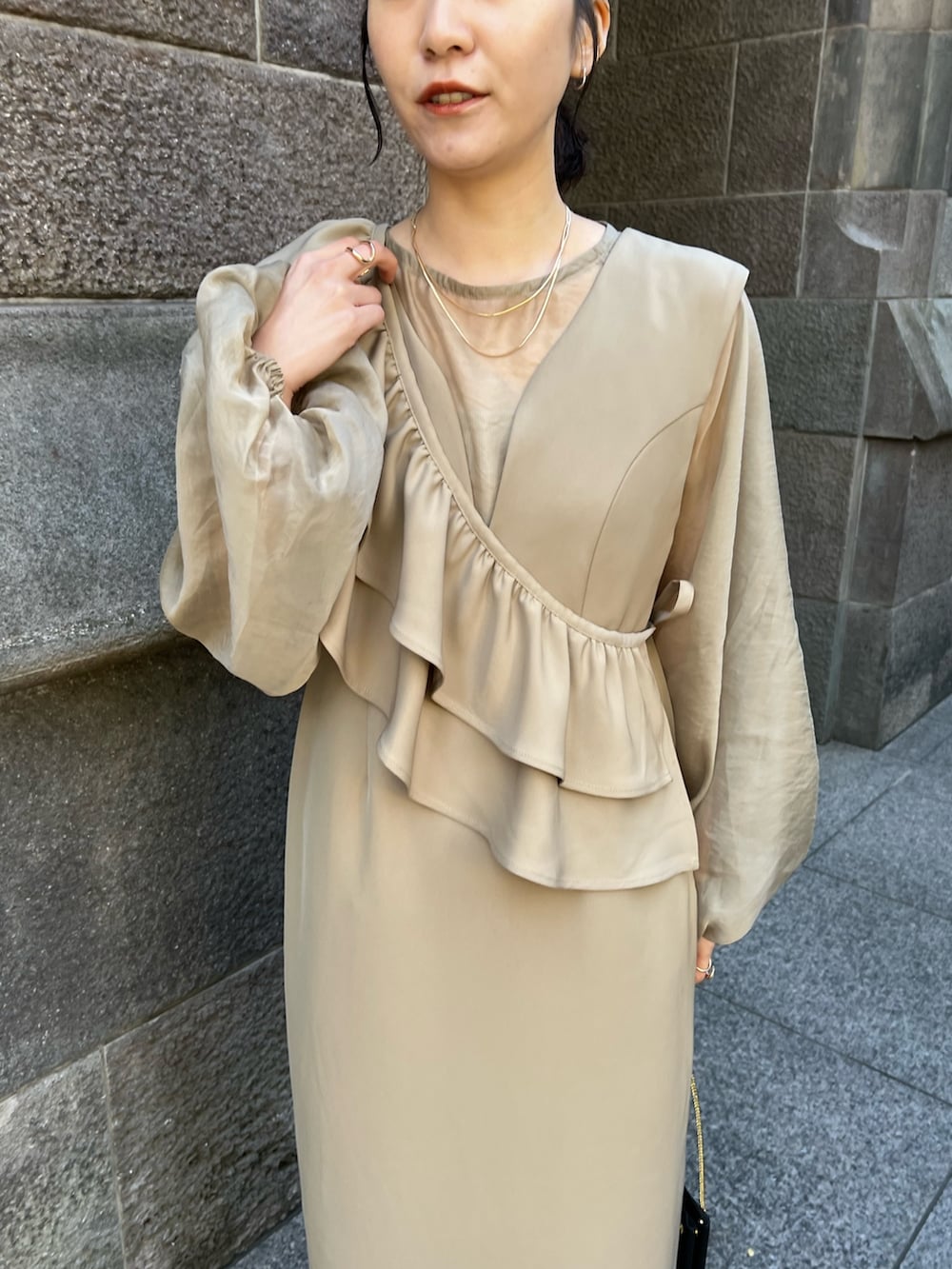 「ワンピース、お出かけコーデ、レイヤードスタイル、淡色コーデ、ジャンスカ、シア―ブラウス、シアートップス、フリル、着回しコーデ、オケージョン、オケージョンスタイル、お呼ばれスタイル、お呼ばれ、二次会コーデ」｜「CAPRICIEUX LE'MAGEの【オケージョンアイテム】【サイズ展開あり】3SETアシメフリルワンピース（ワンピース/ドレス、ベージュ系）」を使った、harunaさん（レディース・165cm）の冬コーディネートの3枚目の写真