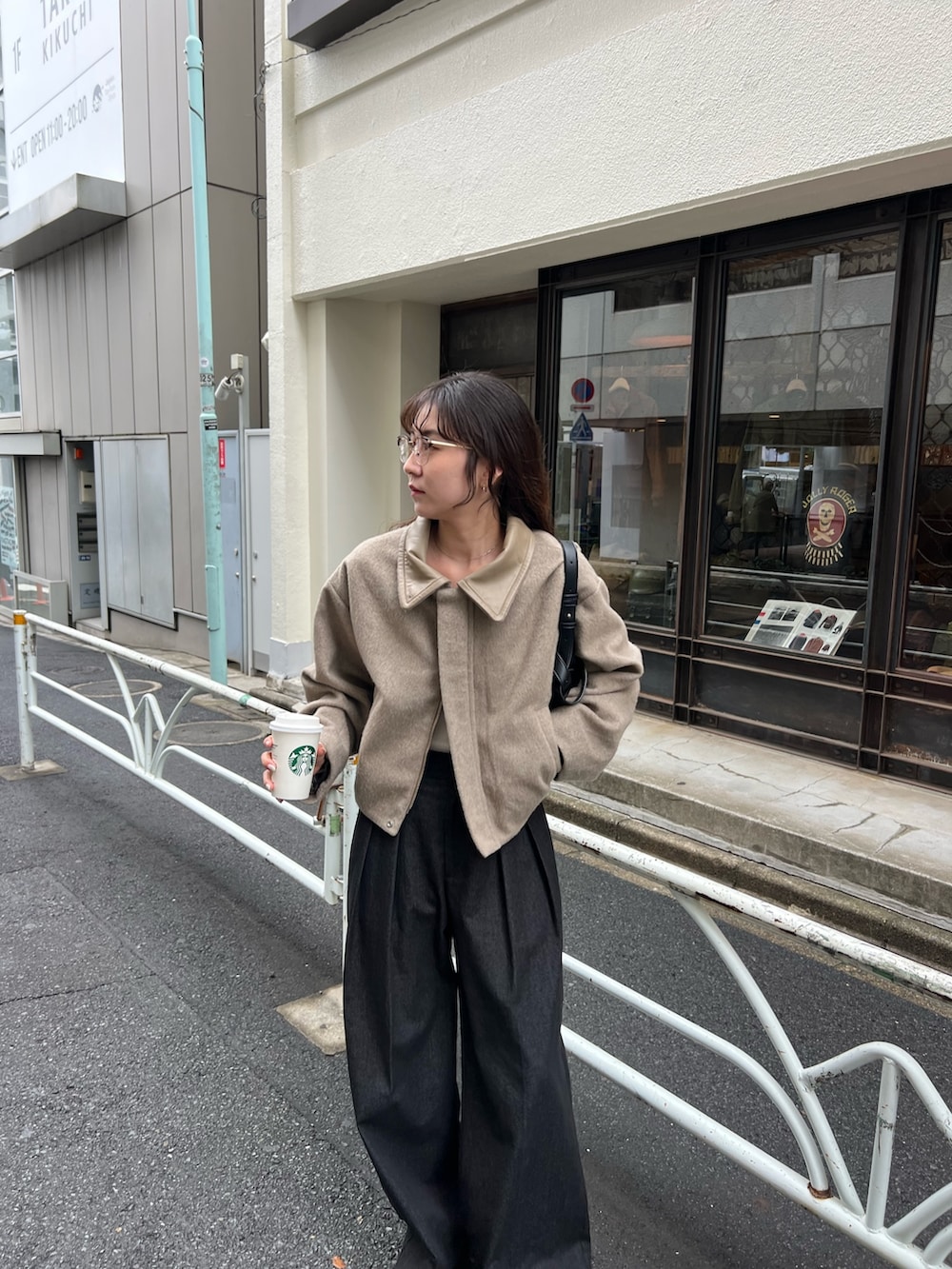 ベージュ系のその他アウター、ブラック系のその他パンツを着用したレディースの秋コーディネートの4枚目の写真