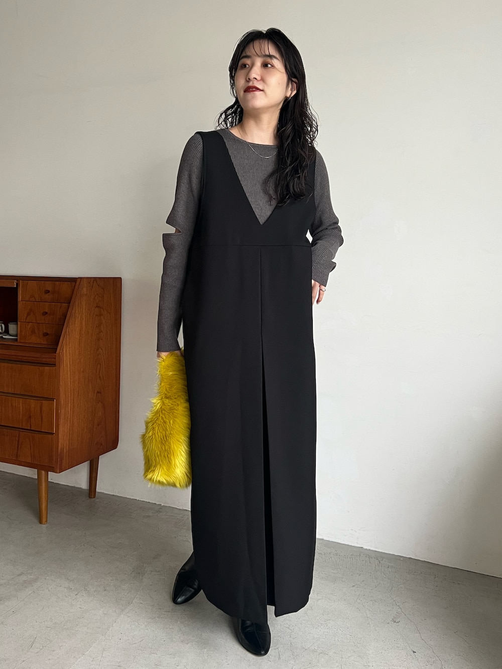 「秋服準備はじめました、秋服コーデ、お出かけコーデ、ラクチンコーデ、シンプル、秋、リブニット、ジャンスカ、モノトーンコーデ、高身長女子」｜「CAPRICIEUX LE'MAGEの【サイズ展開あり】フロントタックジャンスカ（ジャンパースカート、ブラック系）」を使った、harunaさん（レディース・165cm）の秋コーディネートの2枚目の写真