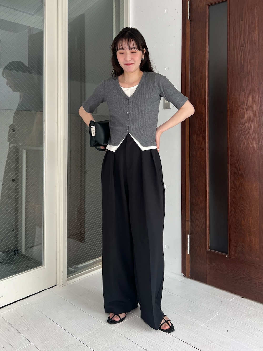 「夏コーデ、サンダル、ブラックコーデ、お出かけコーデ、休日スタイル、夏ファッション、オトナ女子、きれいめコーデ、楽チンコーデ、春夏コーデ、オトナカワイイ、カジュアルコーデ、高身長女子」｜「CAPRICIEUX LE'MAGEの【低身長・高身長サイズあり】2タックワイドパンツ（その他パンツ、ブラック系）」を使った、harunaさん（レディース・165cm）の夏コーディネートの2枚目の写真