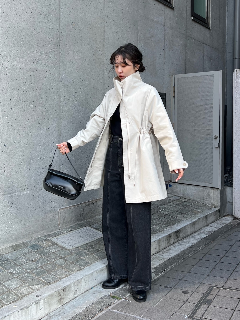 「デニム、オトナカジュアル、春服コーデ、パンツコーデ、着回しコーデ、きれいめカジュアル、シンプルスタイル、春、楽チンコーデ、大人ファッション、春服、デニムコーデ、春アウター」｜「CAPRICIEUX LE'MAGEのセンター切替デニム（デニムパンツ、ブラック系）」を使った、harunaさん（レディース・165cm）の冬コーディネートの2枚目の写真