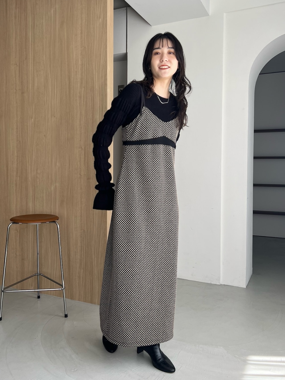 「秋コーデ、お出かけコーデ、ワンピース、ニット、キャミワンピース、幾何学柄、モノトーン、ブラックコーデ、ジャガード、大人カジュアル、きれいめカジュアル」｜「CAPRICIEUX LE'MAGEのプードルスリーブニット（ニット/セーター、ブラック系）」を使った、harunaさん（レディース・165cm）の秋コーディネートの2枚目の写真