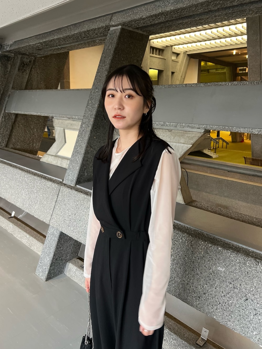 「休日スタイル、オフィスカジュアル、モノトーン、デートコーデ、春コーデ、春服みてみて、ロンパース、大人カジュアル、セレモニー、セレモニーコーデ、キレイめ」｜「CAPRICIEUX LE'MAGEのジャケット風ロンパース（つなぎ/オールインワン、ブラック系）」を使った、harunaさん（レディース・165cm）の冬コーディネートの4枚目の写真
