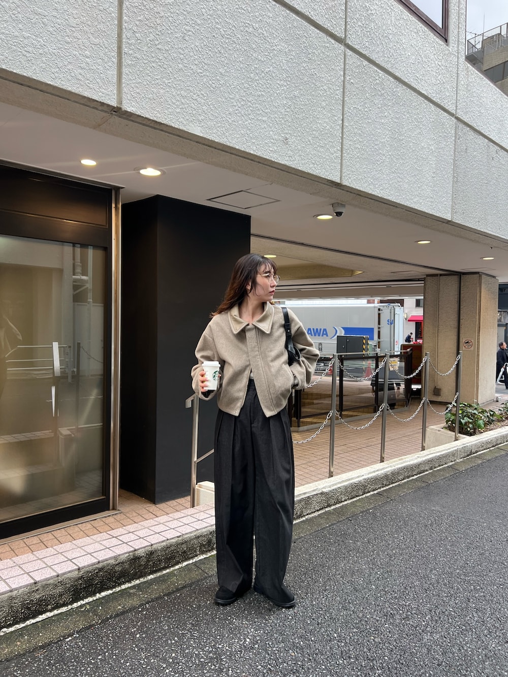 ベージュ系のその他アウター、ブラック系のその他パンツを着用したレディースの秋コーディネートの2枚目の写真