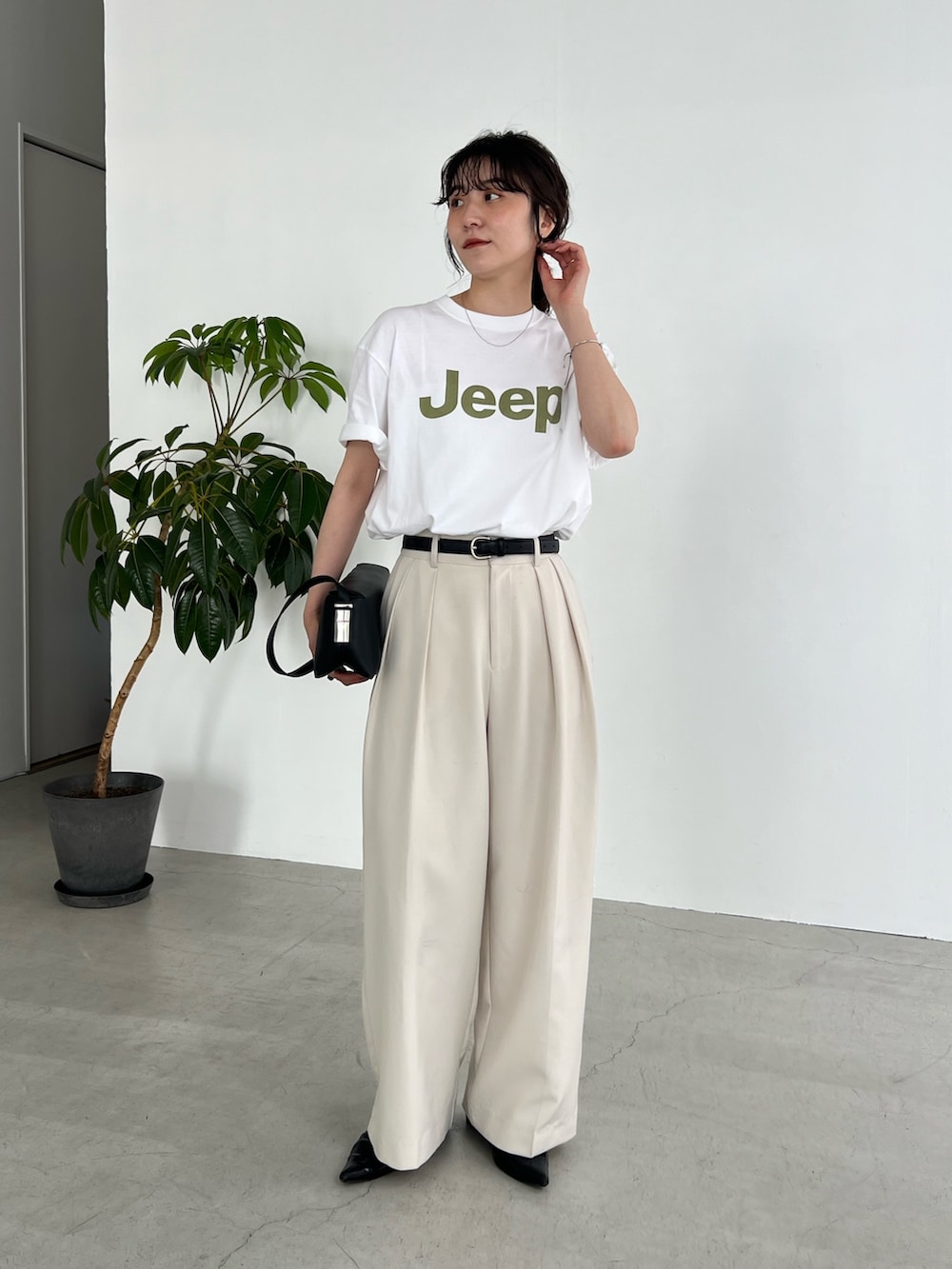 「最近のいい感じコーデ、大人カジュアル、春夏コーデ、シンプルコーデ、きれいめカジュアル、休日スタイル、大人女子、カジュアルコーデ、ラクチンコーデ、夏ファッション、春カラー、休日、オトナカジュアル、トレンド、パンツスタイル」｜「GOOD ROCK SPEEDの〈GOOD ROCK SPEED〉JEEP Tシャツ（Tシャツ/カットソー、ホワイト系）」を使った、harunaさん（レディース・165cm）の春コーディネートの4枚目の写真