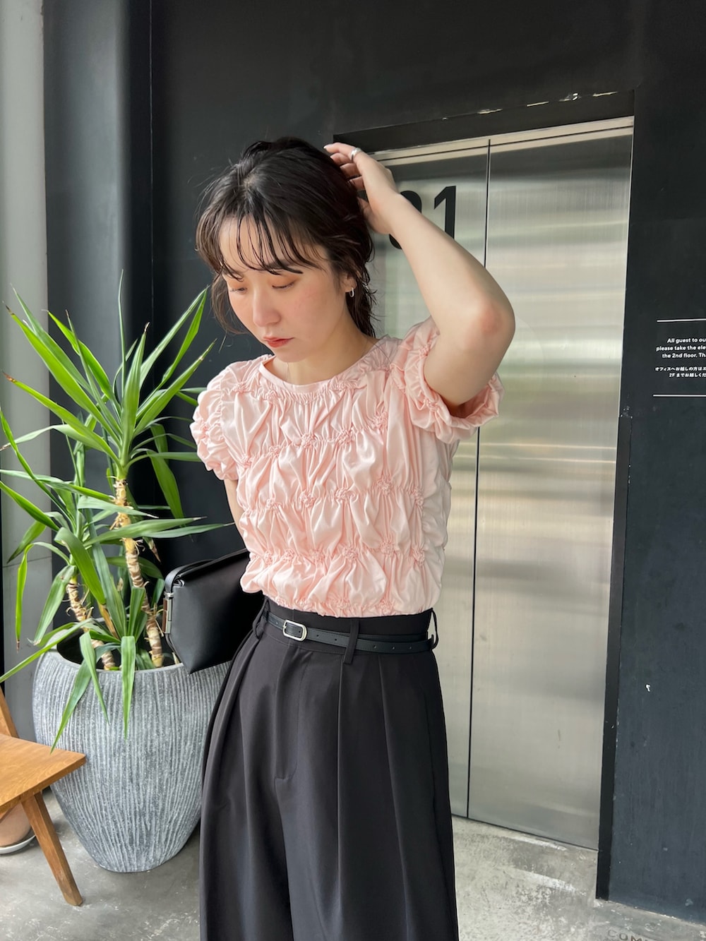 「大人カジュアル、最近のいい感じコーデ、春夏コーデ、韓国ファッション、きれいめカジュアル、休日スタイル、春、大人女子、夏ファッション、大人かわいい、ラクチンコーデ、カジュアルコーデ、春カラー、高身長女子、半袖」｜「CAPRICIEUX LE'MAGEの＜新色追加/ブルー＞2タックワイドパンツ（その他パンツ、ブラック系）」を使った、harunaさん（レディース・165cm）の春コーディネートの5枚目の写真