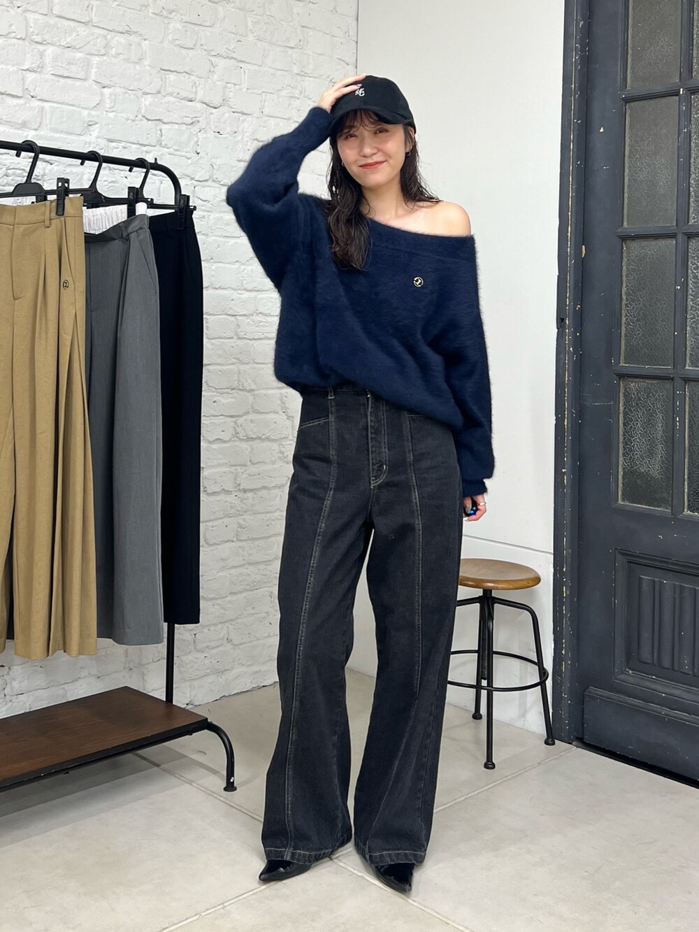 「CAPRICIEUX LE'MAGEのセンター切替デニム（デニムパンツ、ブラック系）」を使った、harunaさん（レディース・165cm）の秋コーディネートの2枚目の写真