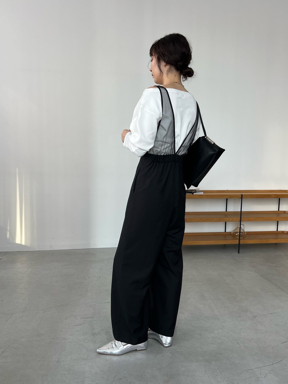 「レイヤードスタイル、チュール、お出かけコーデ、秋コーデ、ロンT、Tシャツ、ロンパース、ロンパースコーデ、骨格ナチュラル、ローフォー」｜「CAPRICIEUX LE'MAGEの【完売カラー追加予約受付中】【shio企画】チョーカーボートネックロンＴ（Tシャツ/カットソー、ホワイト系）」を使った、harunaさん（レディース・165cm）の秋コーディネートの3枚目の写真