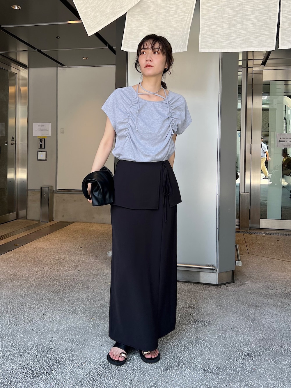 「ブラックコーデ、ノースリーブ、サンダル、お出かけコーデ、休日スタイル、シンプルコーデ、きれいめカジュアル、夏コーデ、おでかけコーデ、おしゃれさんと繋がりたい、骨格ナチュラル」｜「CAPRICIEUX LE'MAGEのギャザーフレンチTシャツ（Tシャツ/カットソー、グレー系）」を使った、harunaさん（レディース・165cm）の夏コーディネートの2枚目の写真